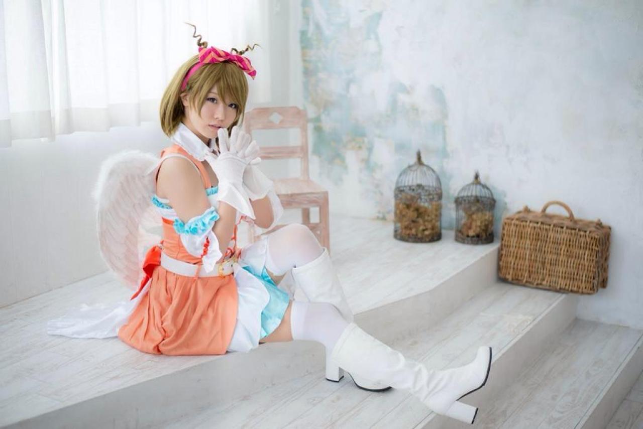 くろねこ扮演小泉花阳双手五指相贴，坐在台阶上