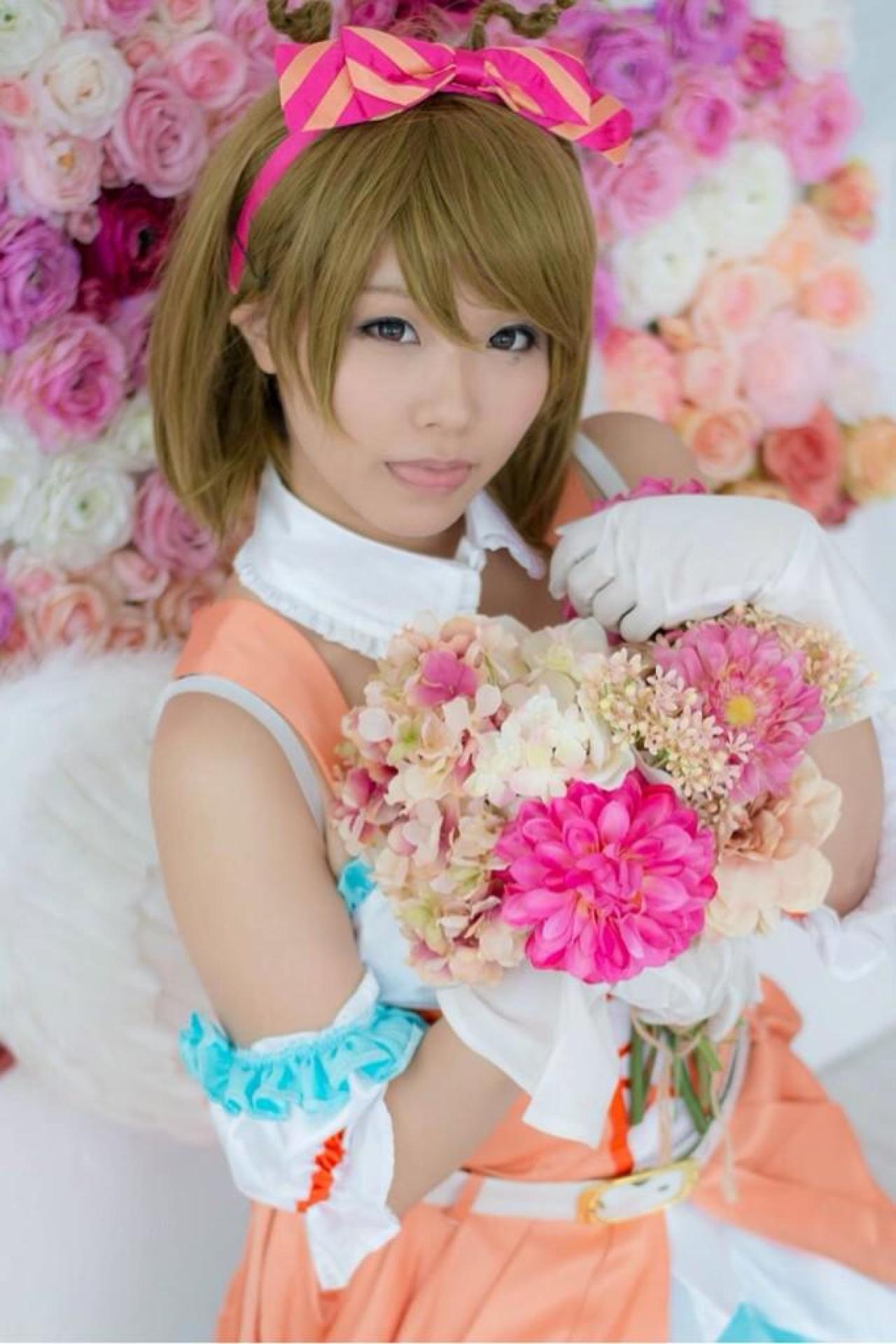 くろねこ扮演小泉花阳拿着手捧花