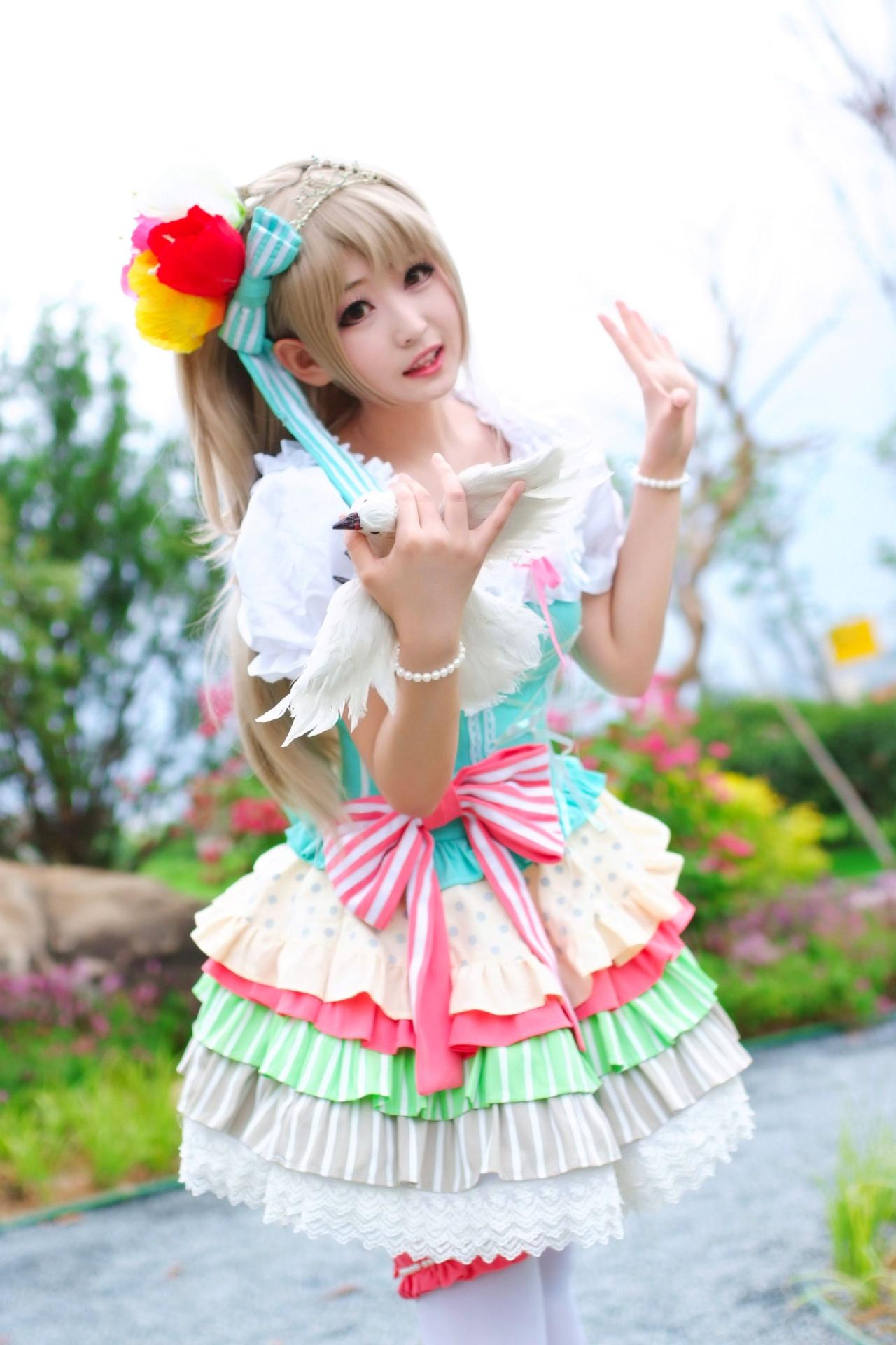 灼漪漪扮南小鸟右手拿着鸽子，招着左手