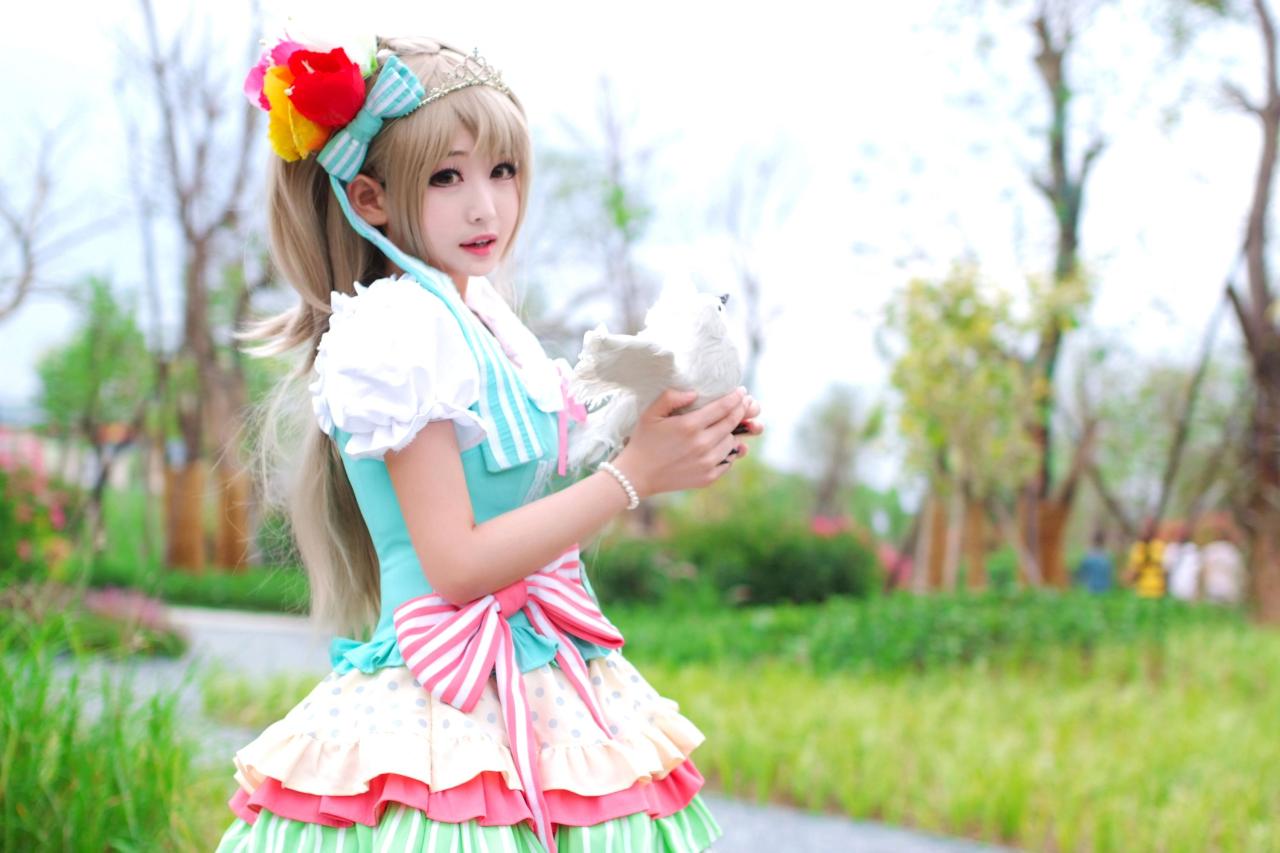 灼漪漪扮南小鸟双手捧着鸽子 侧面