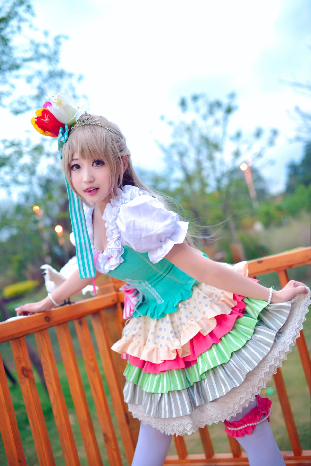 灼漪漪扮南小鸟扶着栏杆，抬起裙摆