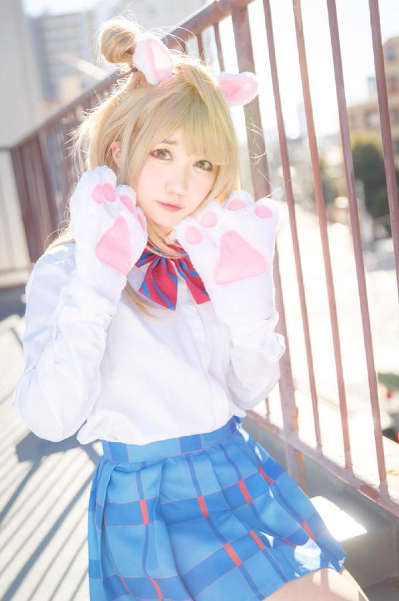 橘猫汰戴着猫耳朵和猫爪爪坐在天台上