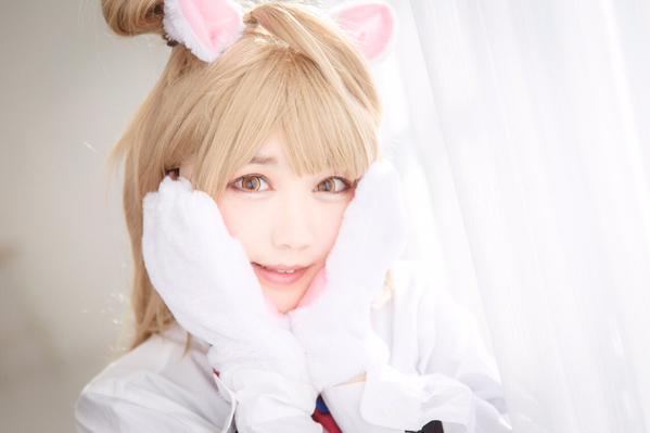 橘猫汰双手捧着脸蛋