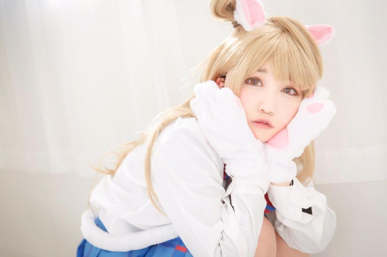 橘猫汰双手捧着脸，蹲坐在地上