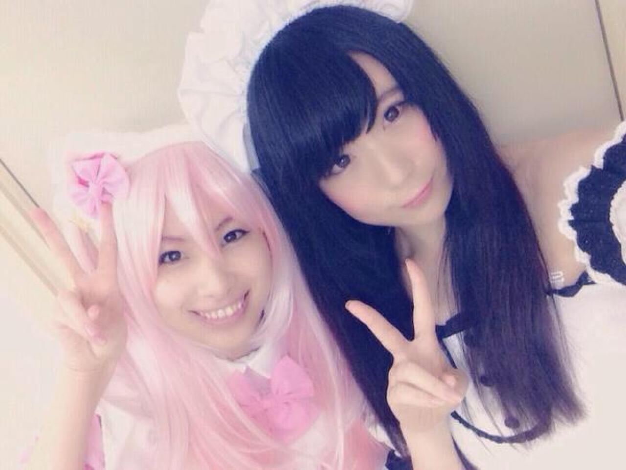 モニ子和好友みなみん作剪刀手势的自拍照