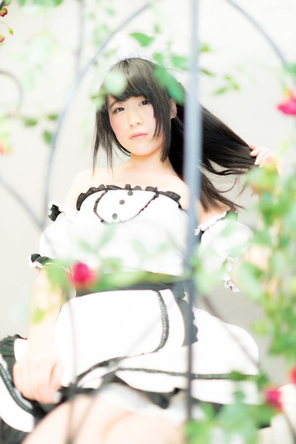 透过鸟笼，拍摄モニ子穿着女仆装，拉起头发的照片