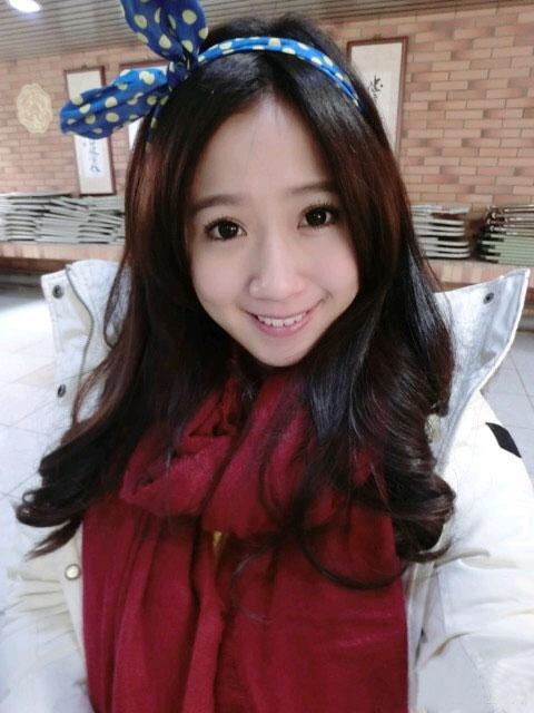 伴娘方志友戴着蝴蝶结发卡可爱自拍照