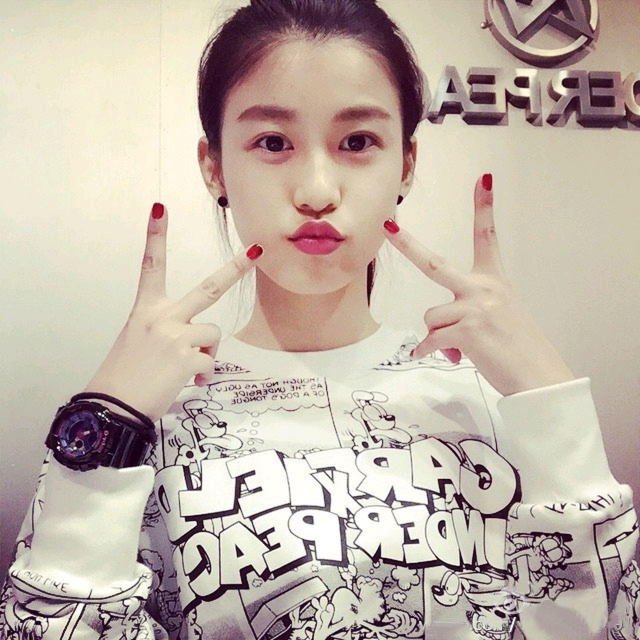 伴娘孫睿嘟嘴卖萌自拍照