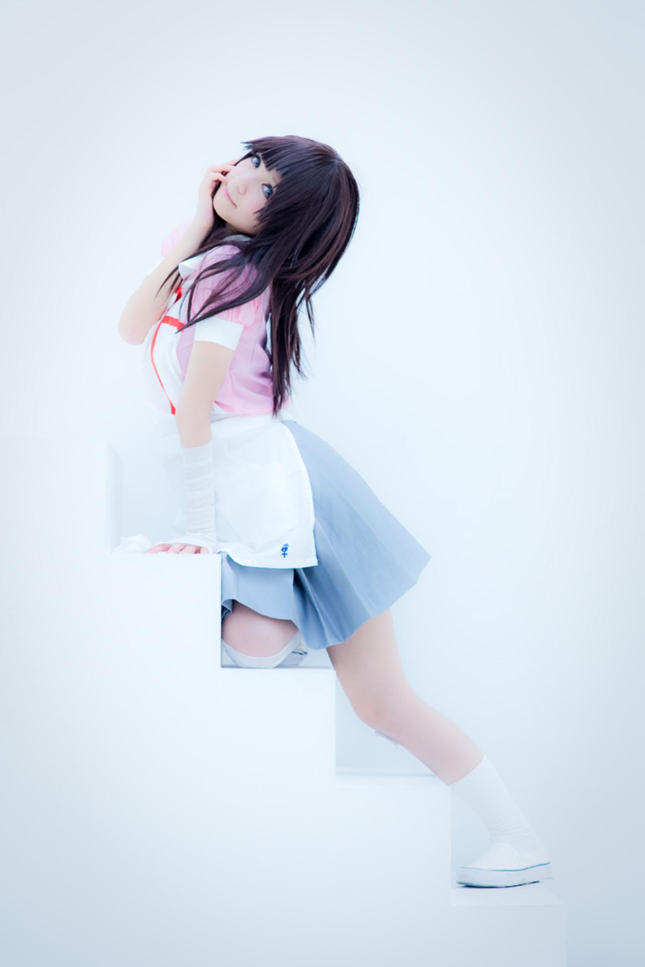 さとうさん扮罪木蜜柑，撑着身子扒在台阶上