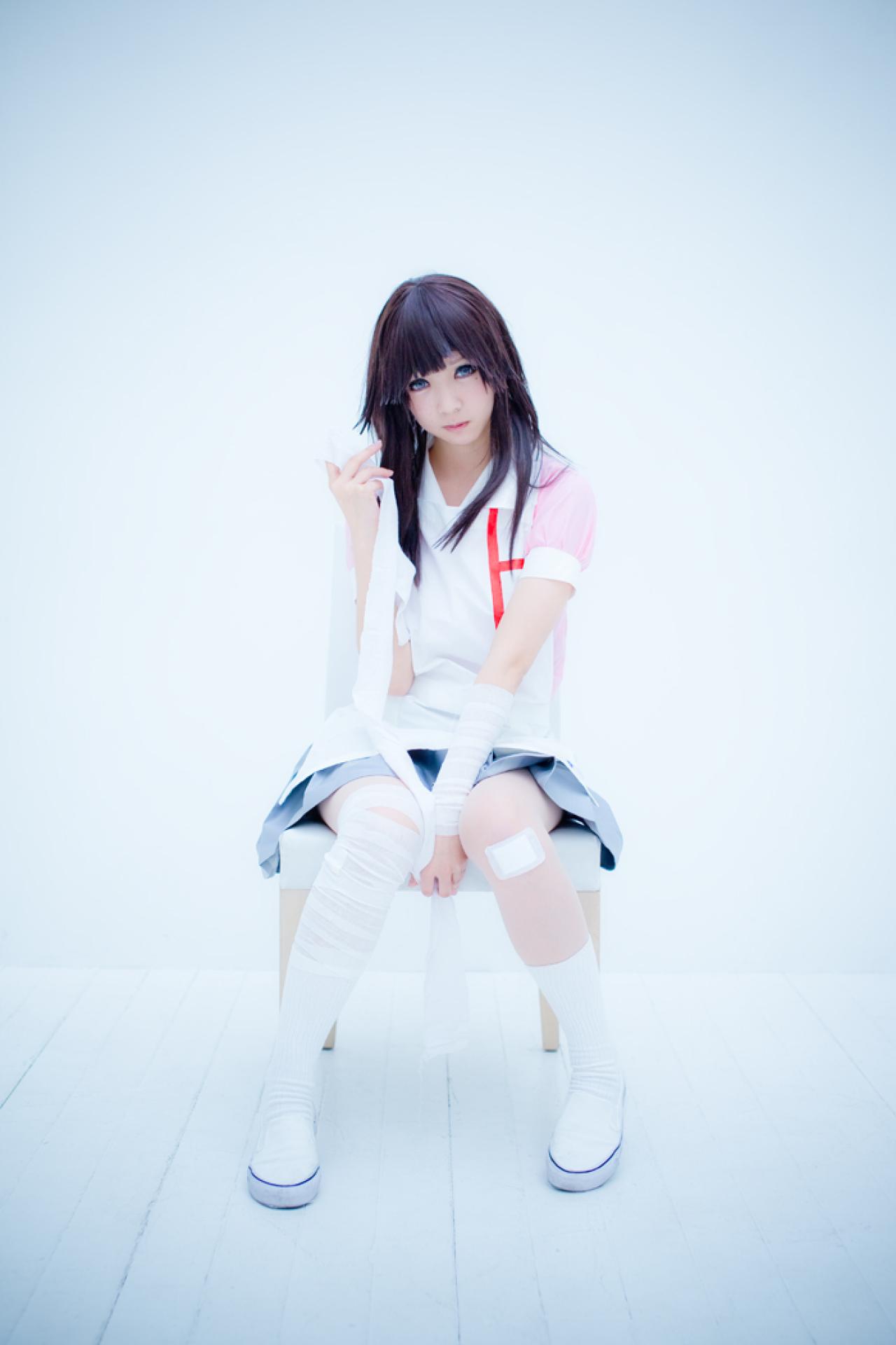 さとうさん扮罪木蜜柑坐在椅子上，右手拉起绷带