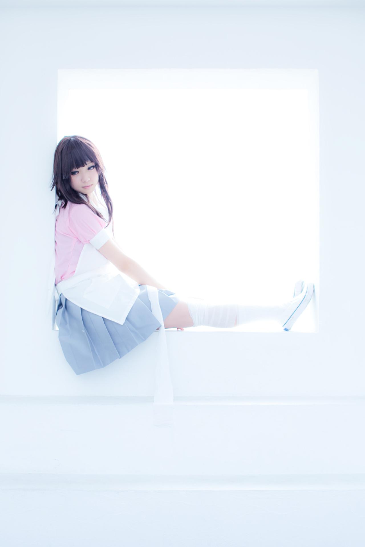 さとうさん扮罪木蜜柑侧身靠坐在窗台上