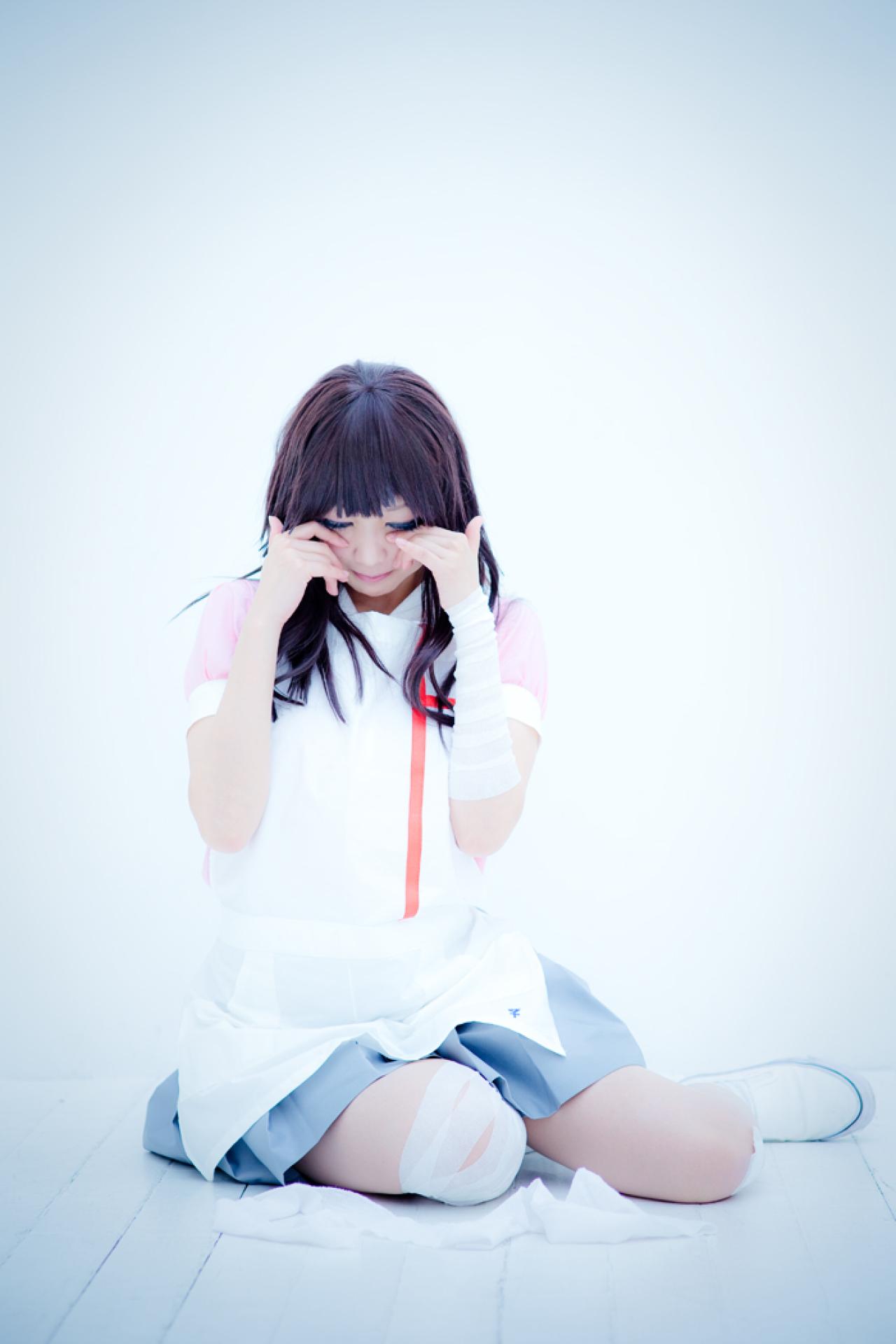 さとうさん扮罪木蜜柑坐在地上，双手揉着眼睛