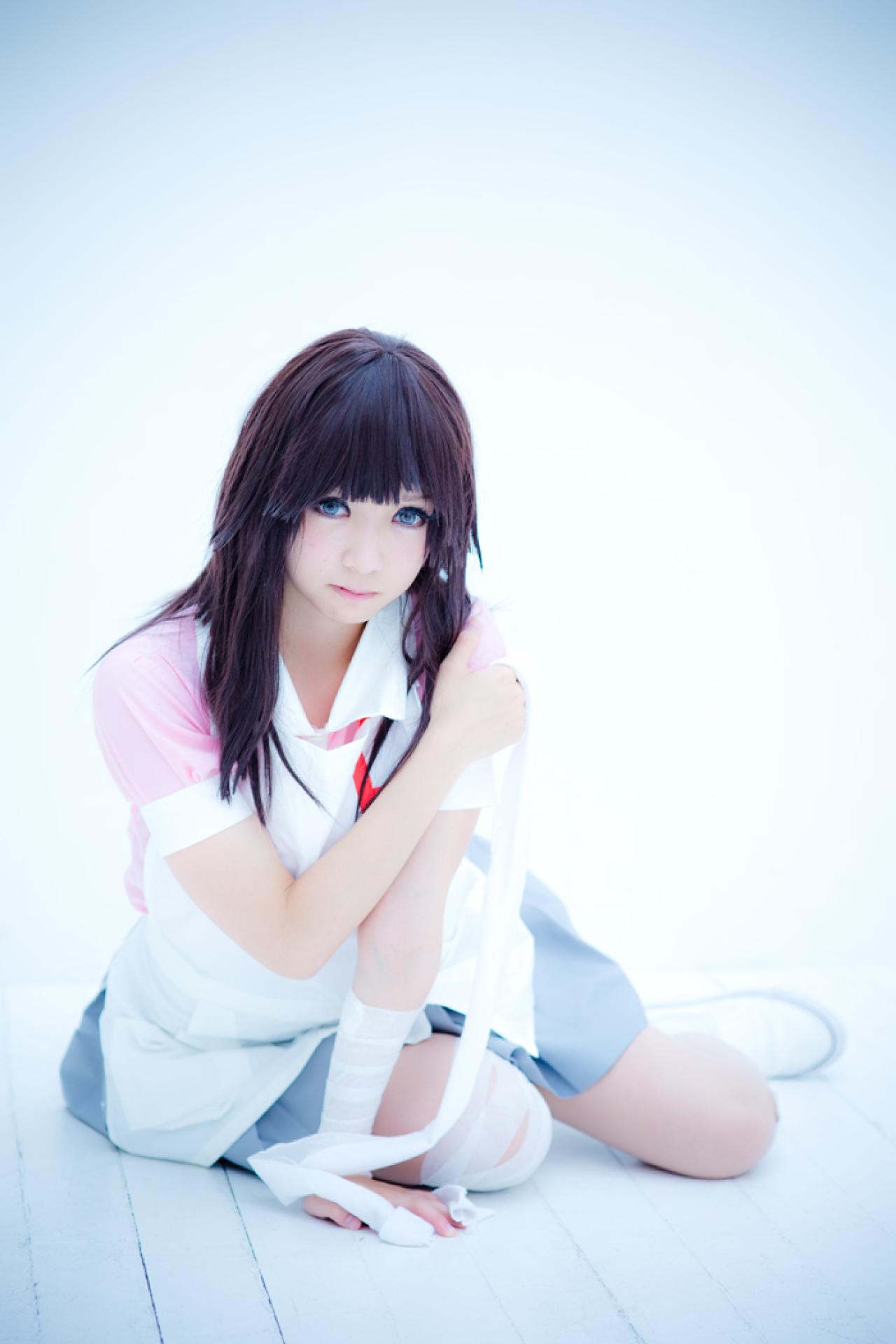 さとうさん扮罪木蜜柑左手撑在地上，右手抱着肩膀，拉起绷带