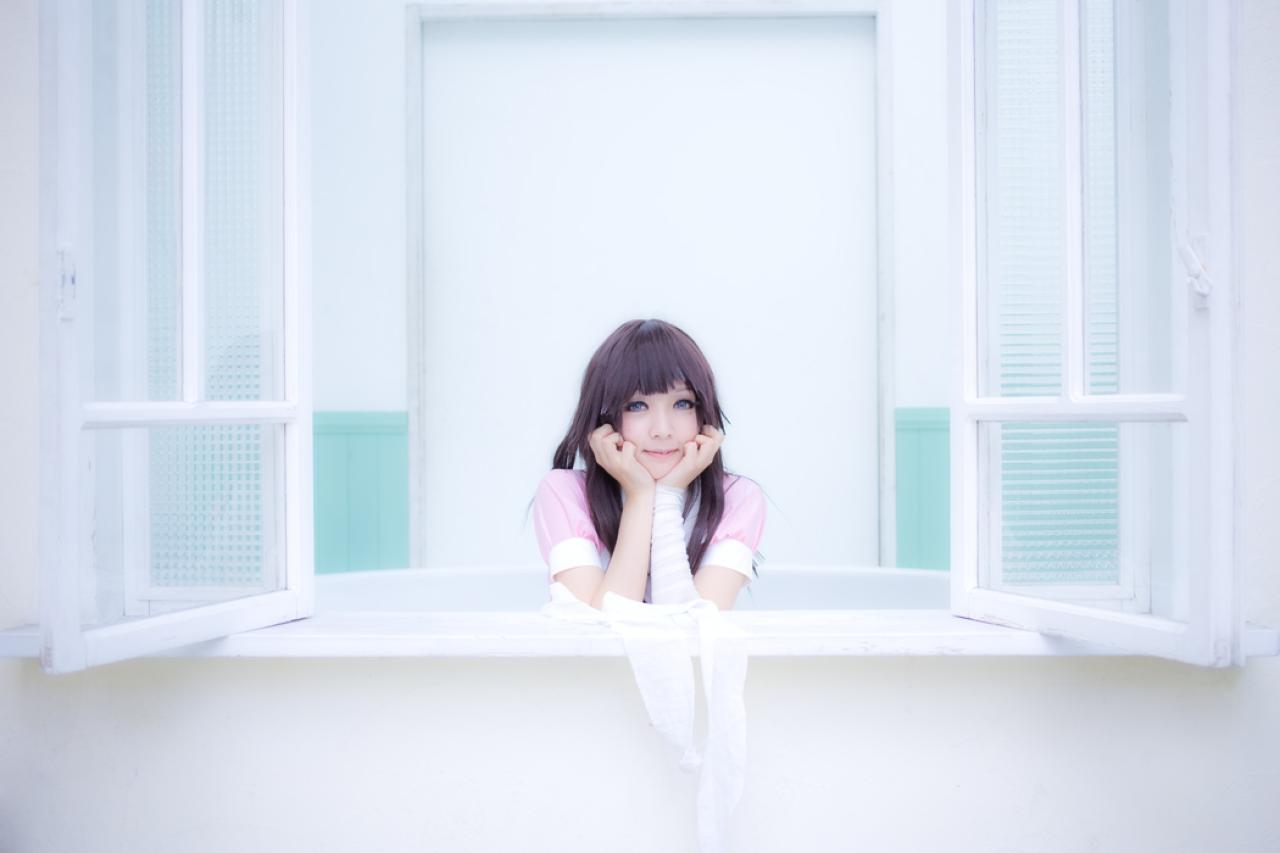 さとうさん扮罪木蜜柑双手捧着脸，扒在两侧推开窗户的窗台上