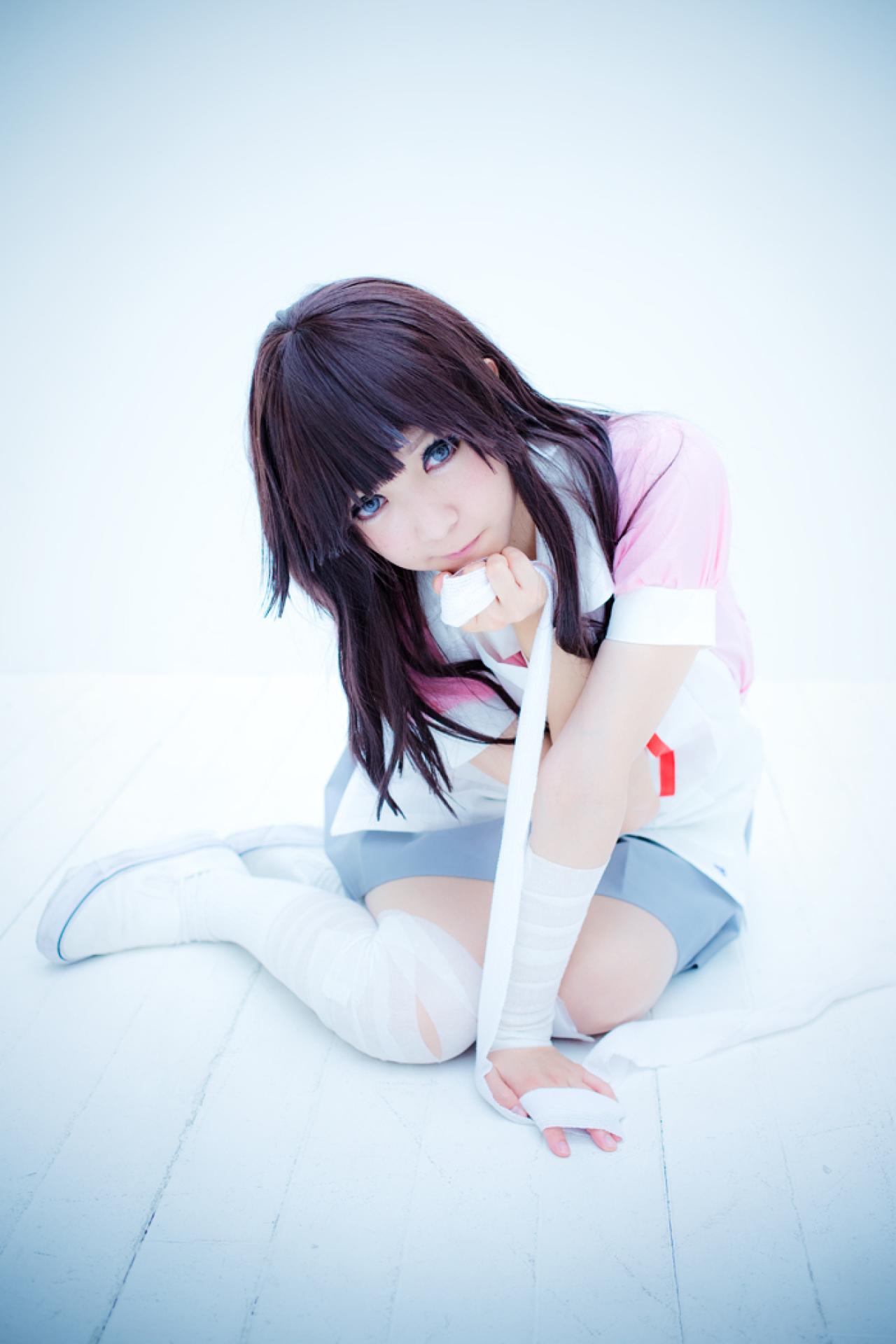 さとうさん扮罪木蜜柑跪坐在地上，左手撑在地上，右手拉着绷带撑着下巴，抿嘴微笑