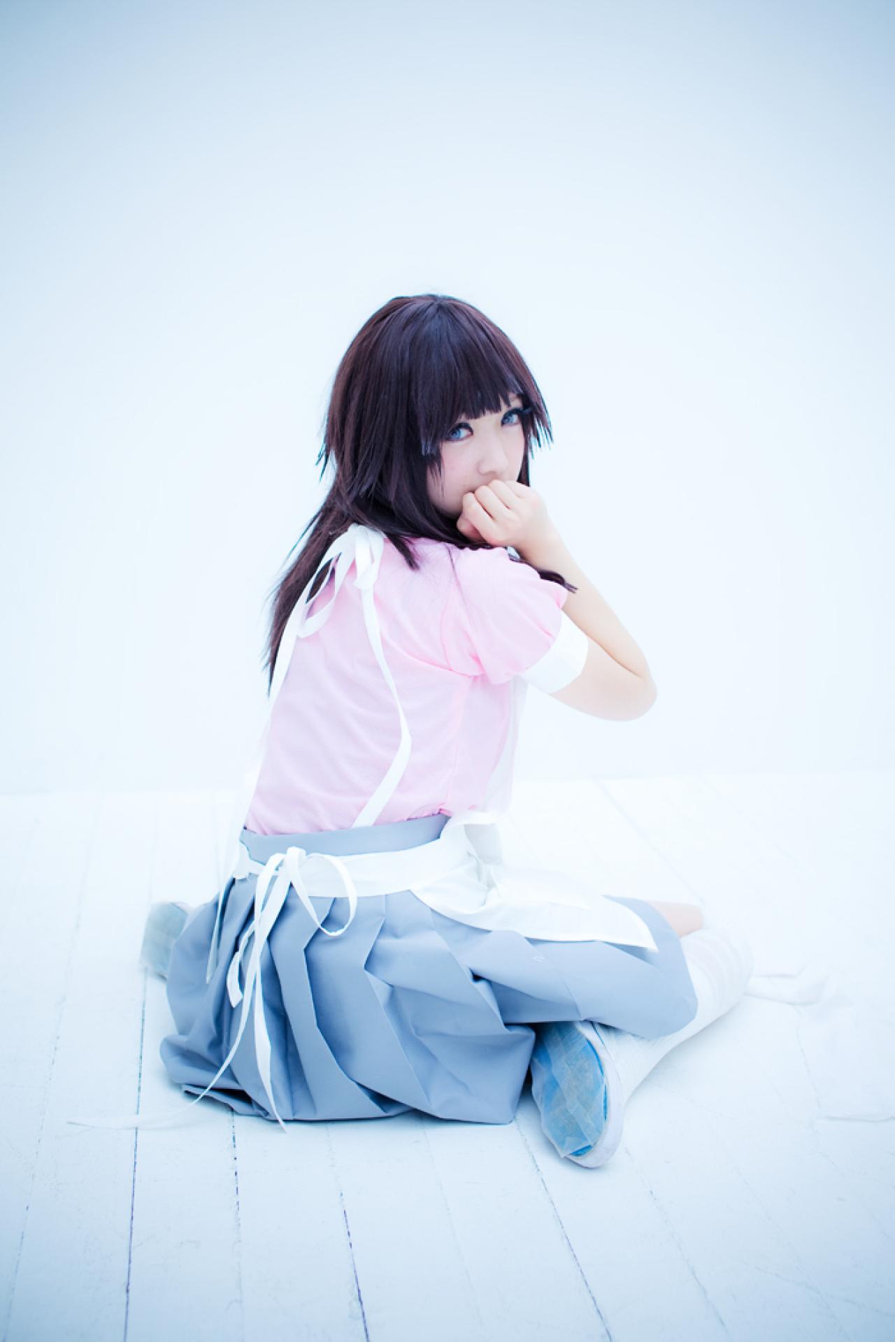 さとうさん扮罪木蜜柑跪在地上，右手半握拳贴在唇边，回眸的的背影