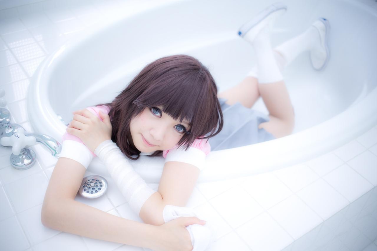 さとうさん扮罪木蜜柑双手扒在浴缸边缘