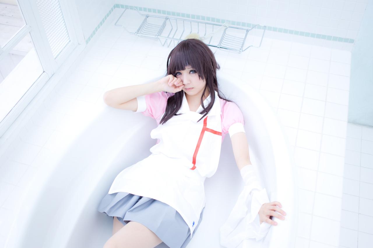 さとうさん扮罪木蜜柑躺在浴缸里，左手扶着浴缸边缘，右手贴着脸，揉着眼睛，快哭了的神情