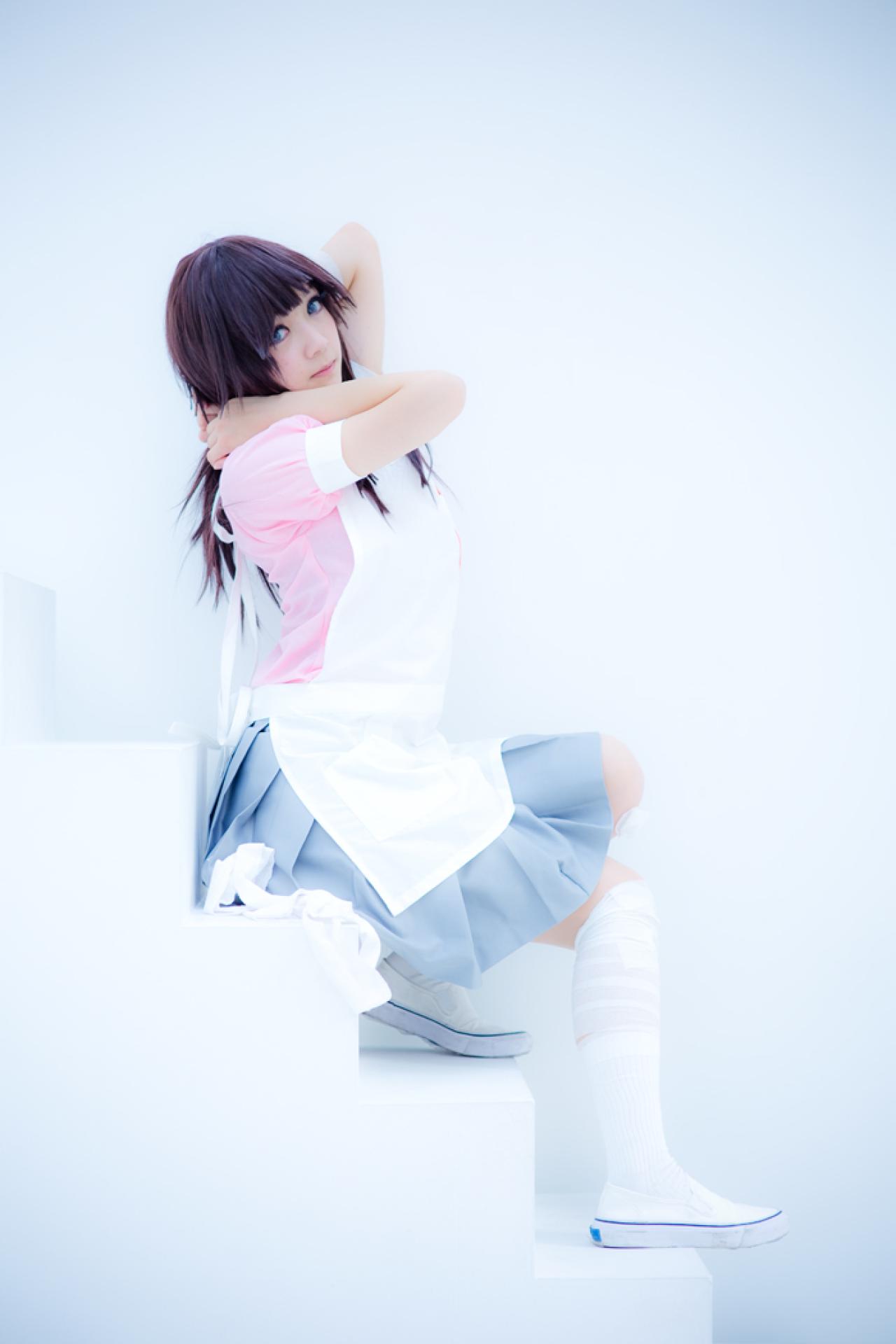 さとうさん扮罪木蜜柑双手放在颈部，侧身坐在台阶上