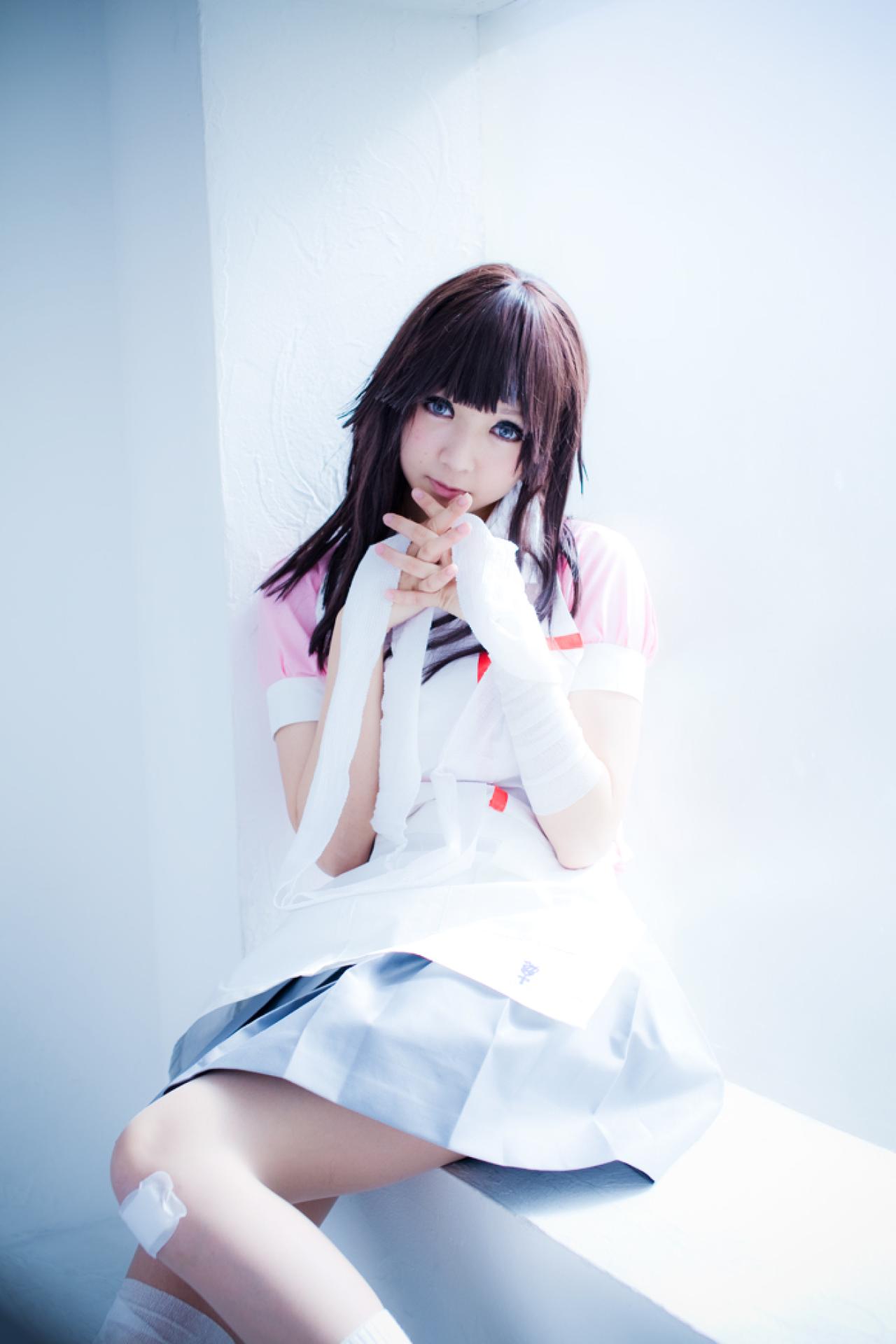 さとうさん扮罪木蜜柑，双手五指交叉，靠坐在窗台