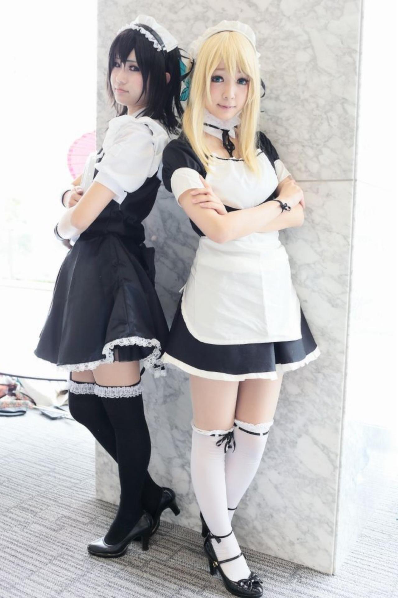 ゆいこ扮三日月夜空（左）和さとう扮柏崎星奈（右），两人背靠背站着的姿势