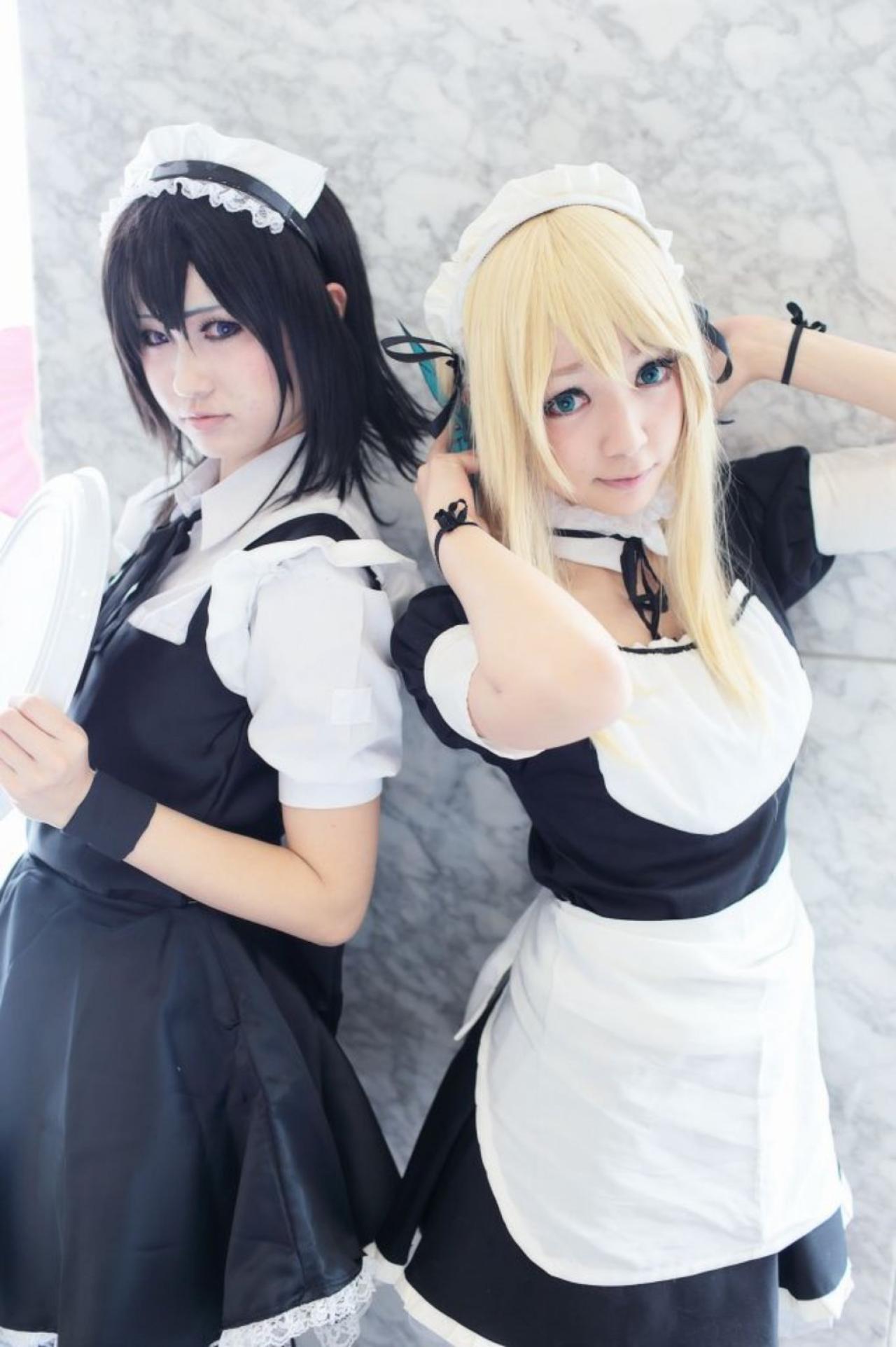 ゆいこ扮三日月夜空端着盘子，さとう扮柏崎星奈扶着蝴蝶结发卡