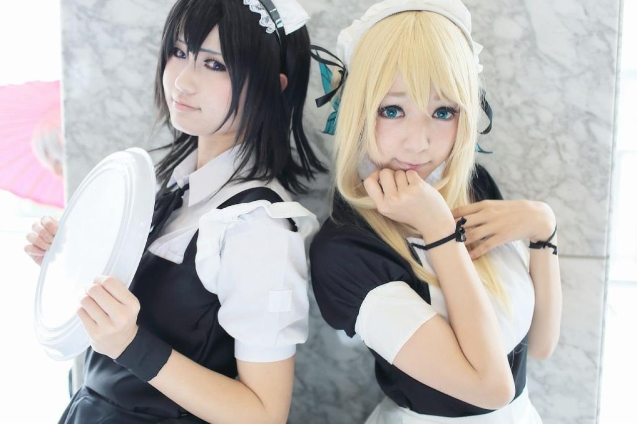 さとう扮柏崎星奈右手扶着下巴，左手放在领口，ゆいこ扮三日月夜空双手扶着盘子