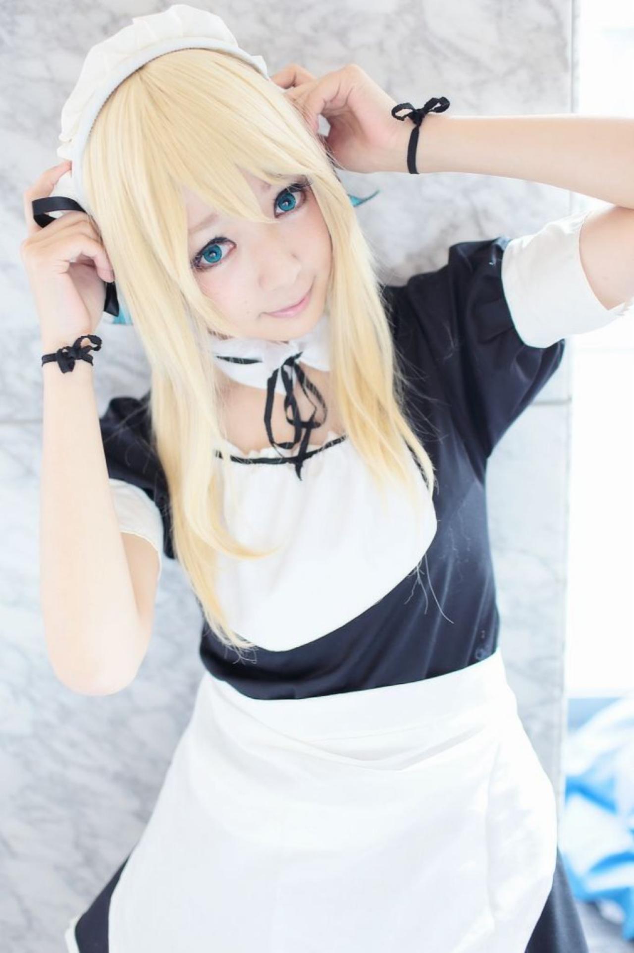 さとう扮柏崎星奈扶着发卡歪着头，多半身照