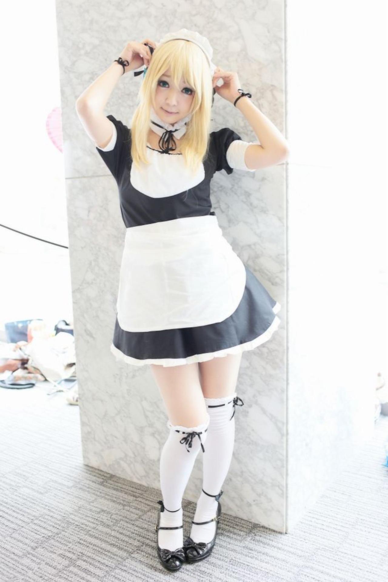 さとう扮柏崎星奈双手扶着蝴蝶结发卡，站在柱子前，全身照