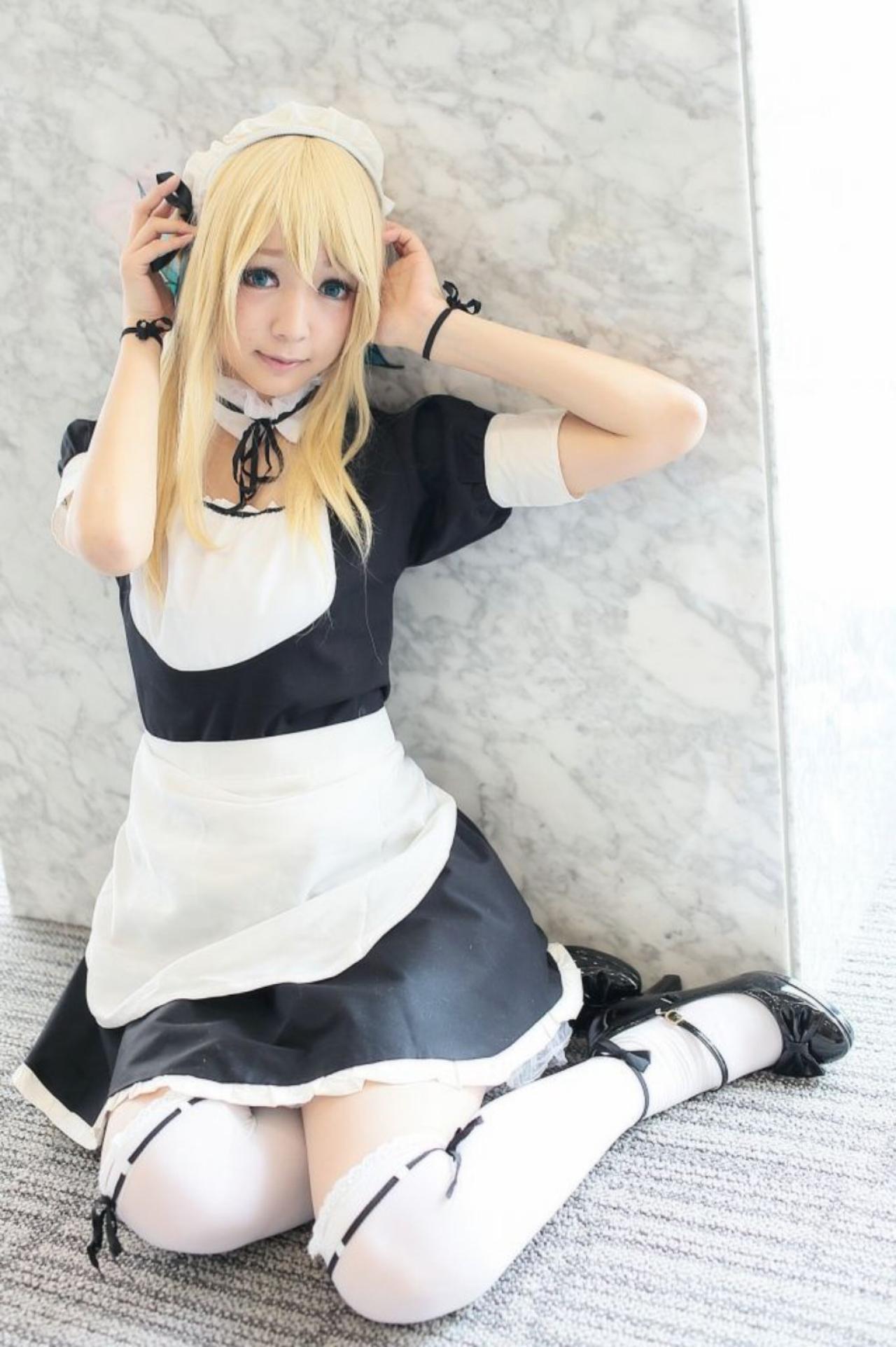 さとう扮柏崎星奈双手扶着蝴蝶结发卡，跪坐在柱子前的地板上