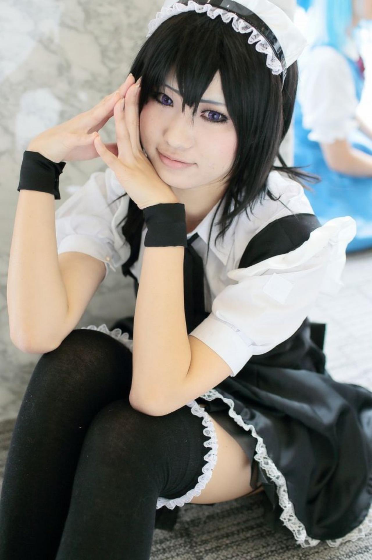 ゆいこ扮三日月夜空坐在石柱前的地板上，双手五指相抵贴在脸庞