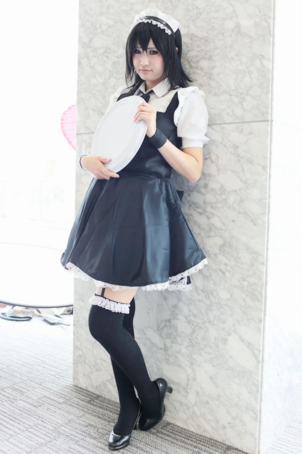 ゆいこ扮三日月夜空双手扶着盘子，靠在石柱上