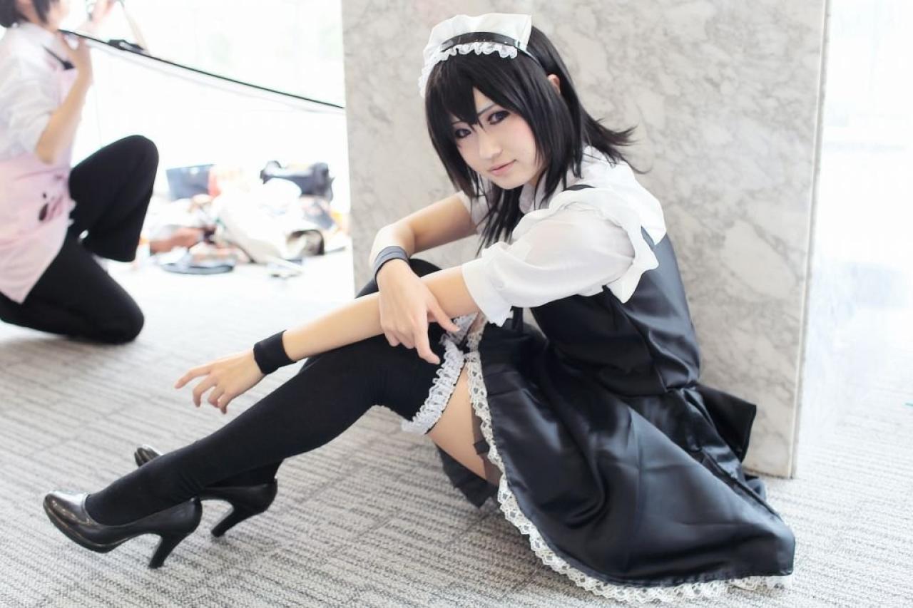 ゆいこ扮三日月夜空侧身坐在石柱前的地板，手臂搭在膝盖上