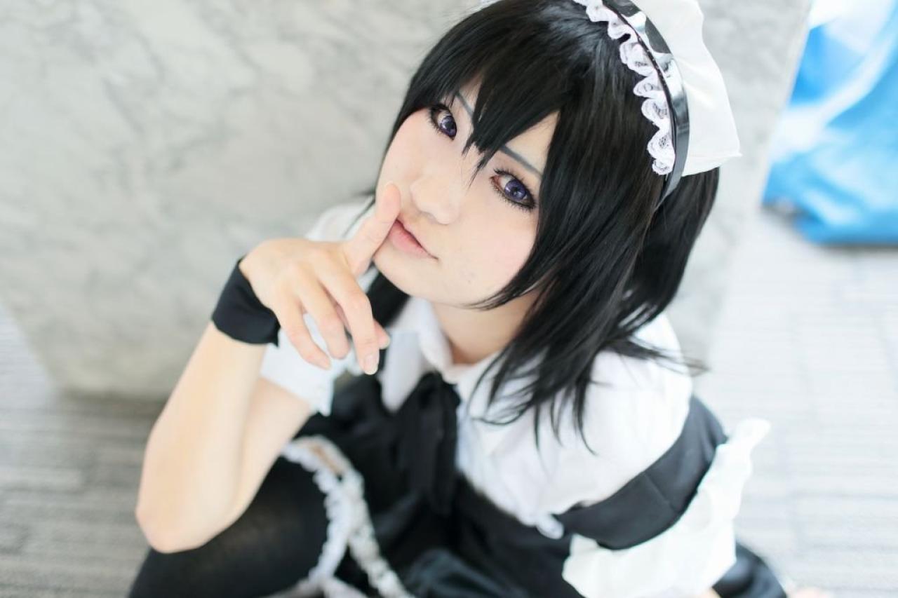 ゆいこ扮三日月夜空轻轻嘟嘴，右手食指贴在嘴角，作嘘的手势