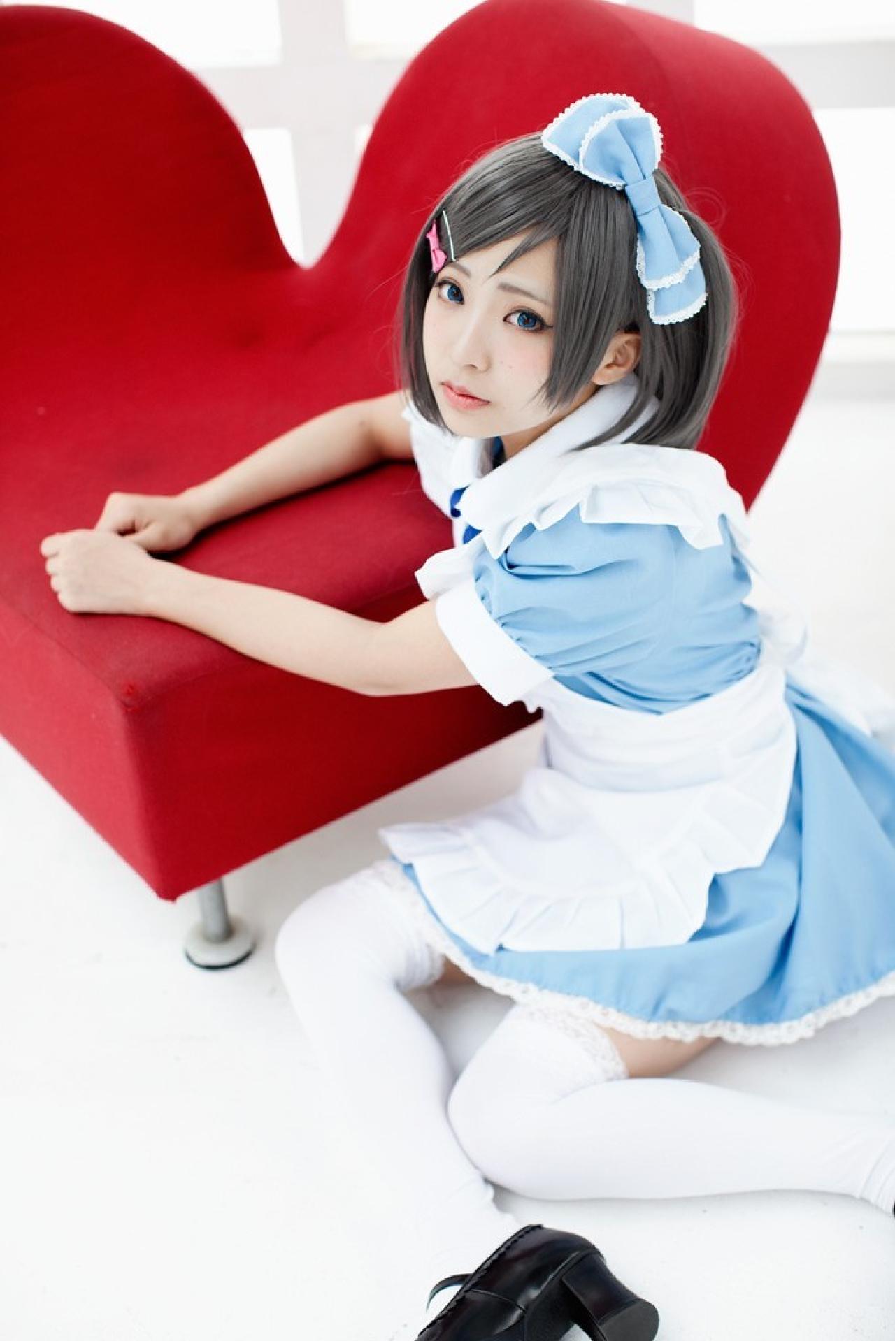 浅绘绫人扮筒隐月子双手扒在心形沙发上