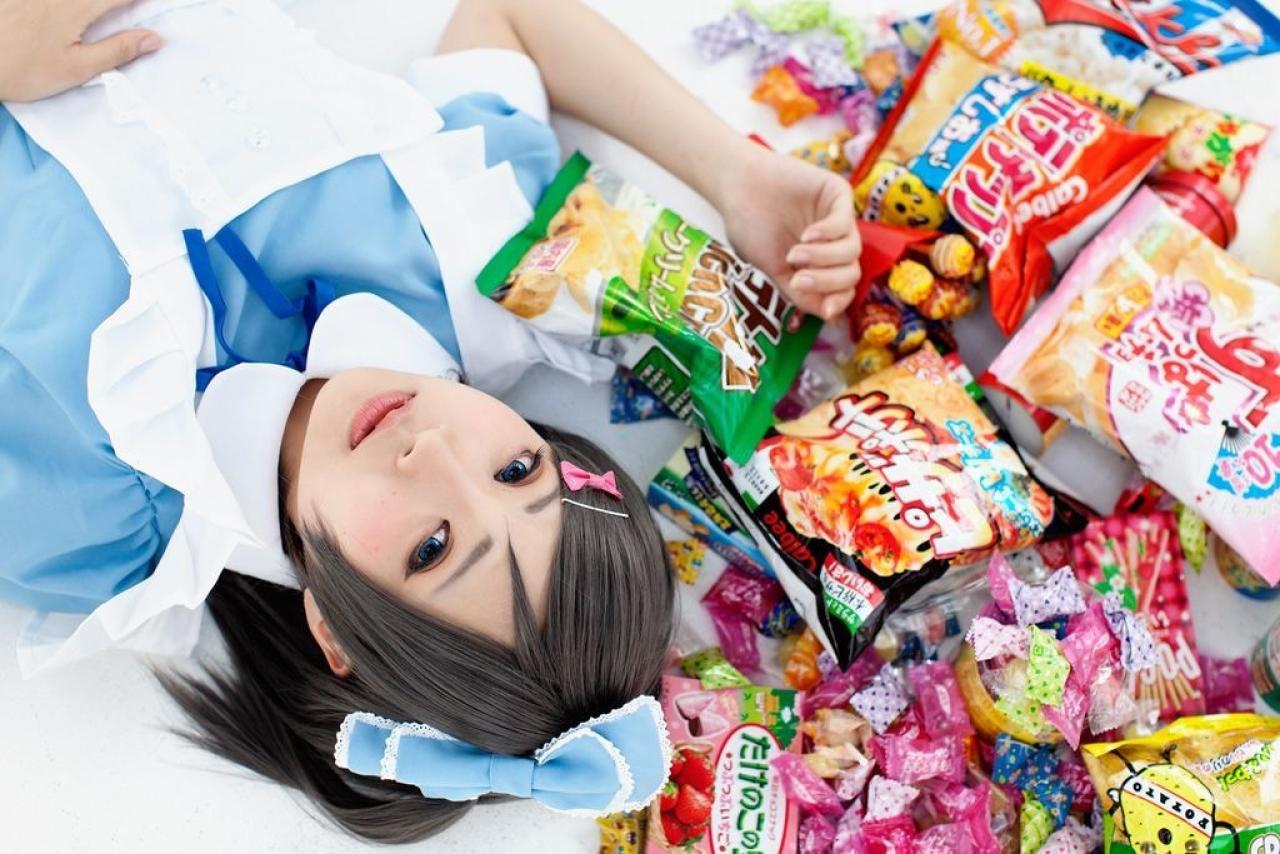 浅绘绫人扮筒隐月子躺在堆满零食的地板上