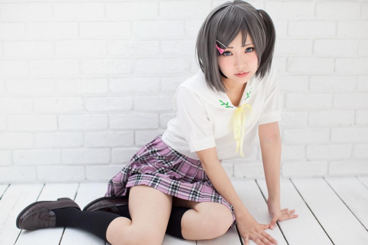 浅绘绫人扮筒隐月子双手撑着，扒在地板上