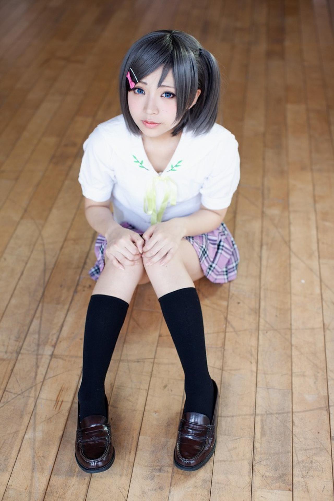 浅绘绫人扮筒隐月子坐在地板，双手放在膝盖上