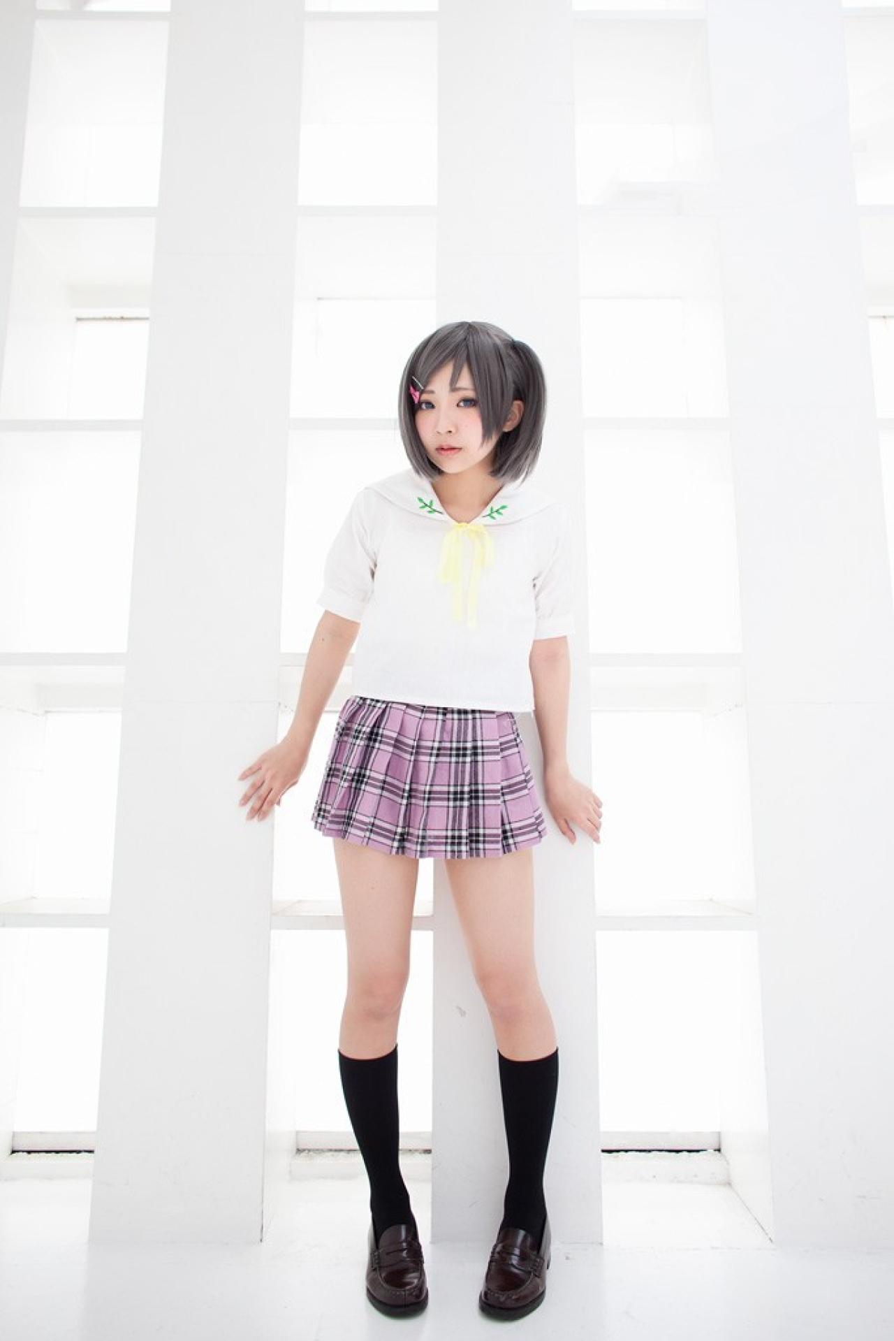 浅绘绫人扮筒隐月子站靠在落地窗前