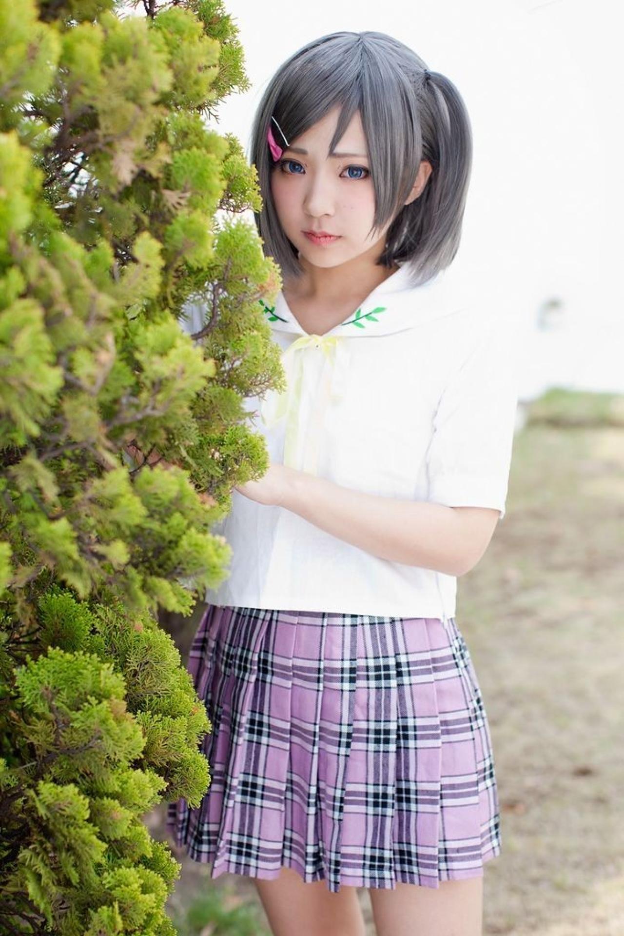 浅绘绫人扮筒隐月子藏在树木身后