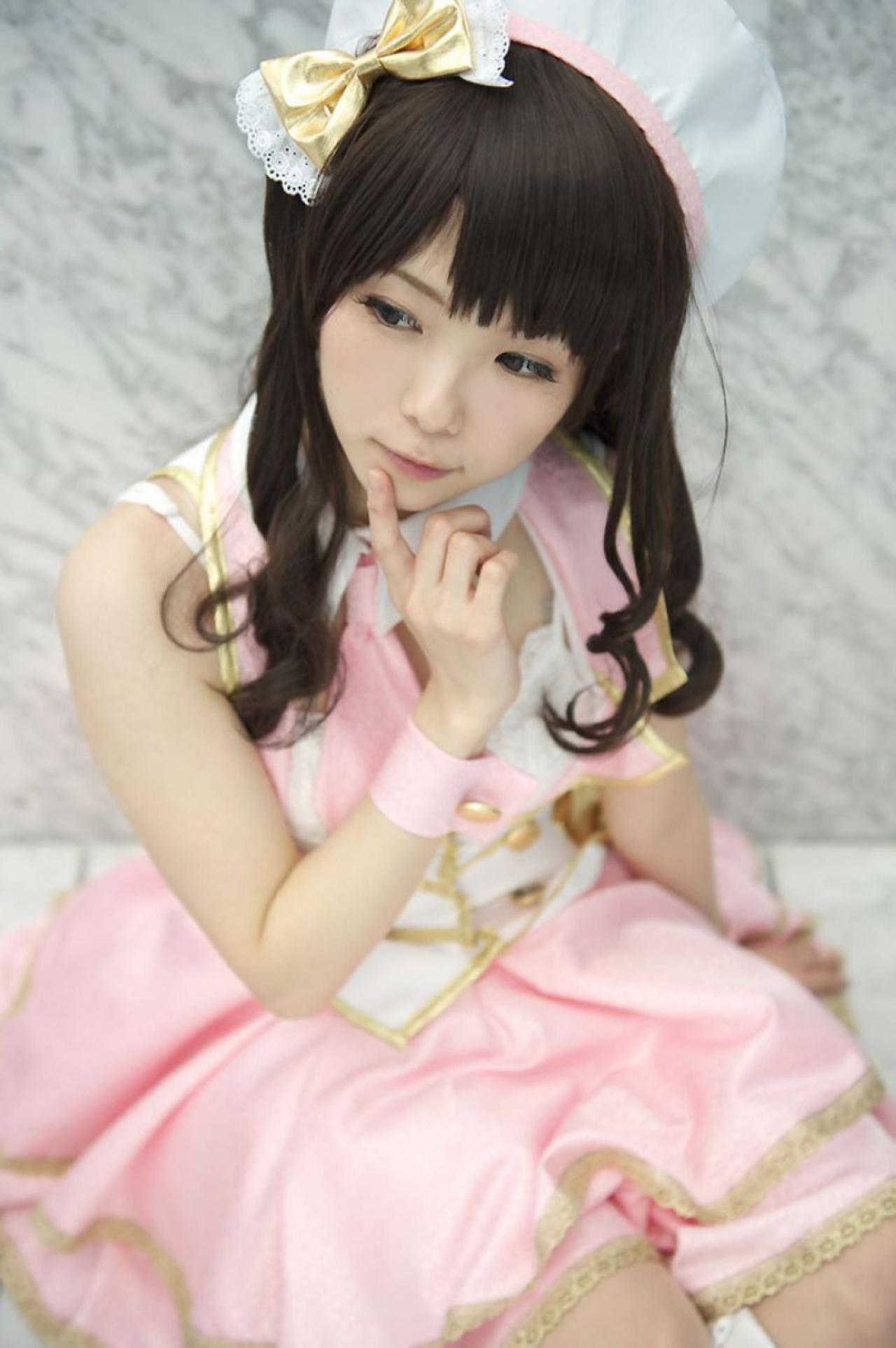 柏木由纪版岛村卯月坐在地上，右手食指抵着下巴