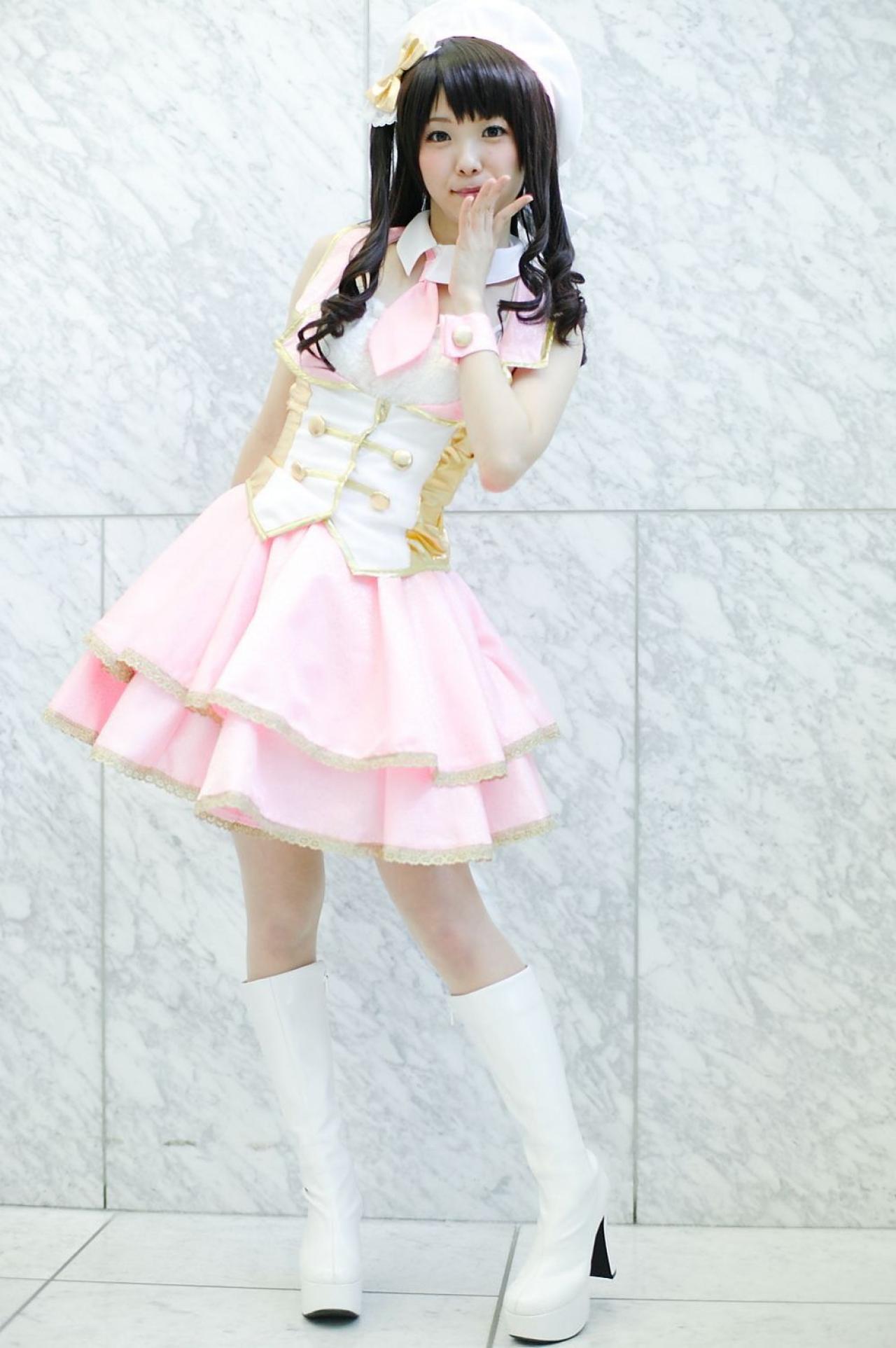 柏木由纪版岛村卯月站姿，左手五指张开贴着嘴角