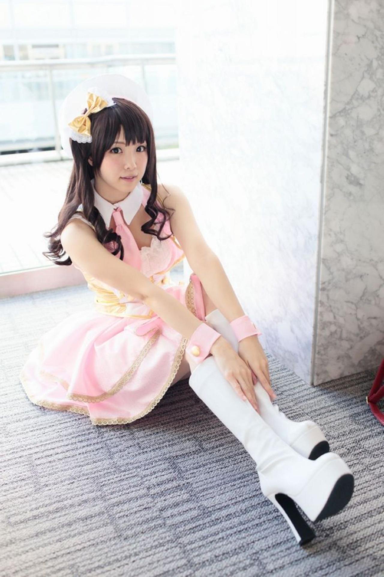 柏木由纪版岛村卯月坐在地上，双手搭在小腿上