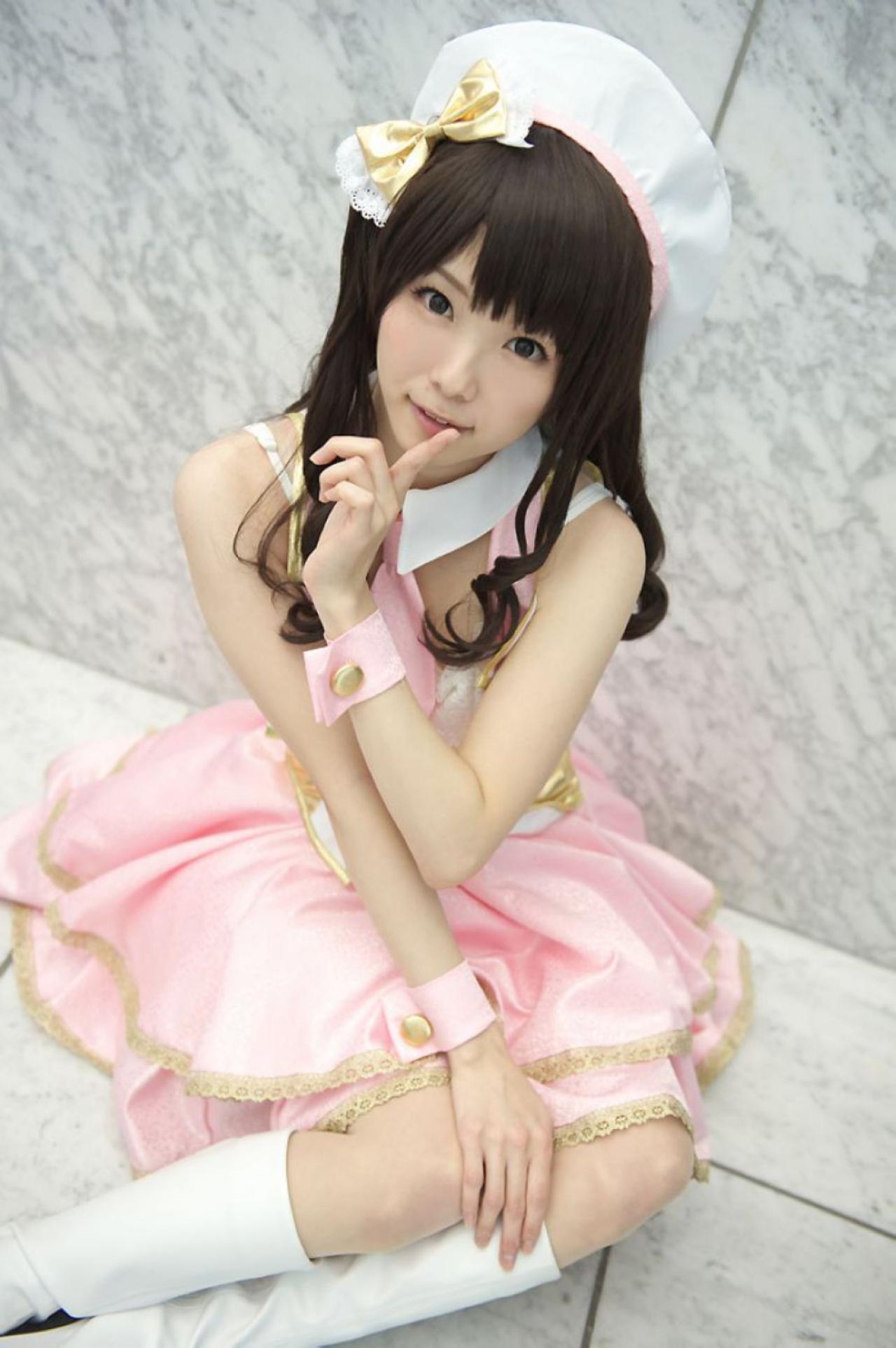 柏木由纪版岛村卯月坐在地上，左手伸出食指