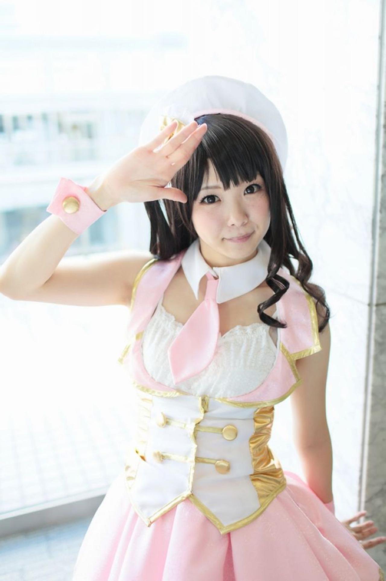 柏木由纪版岛村卯月站在窗前，敬礼的姿势