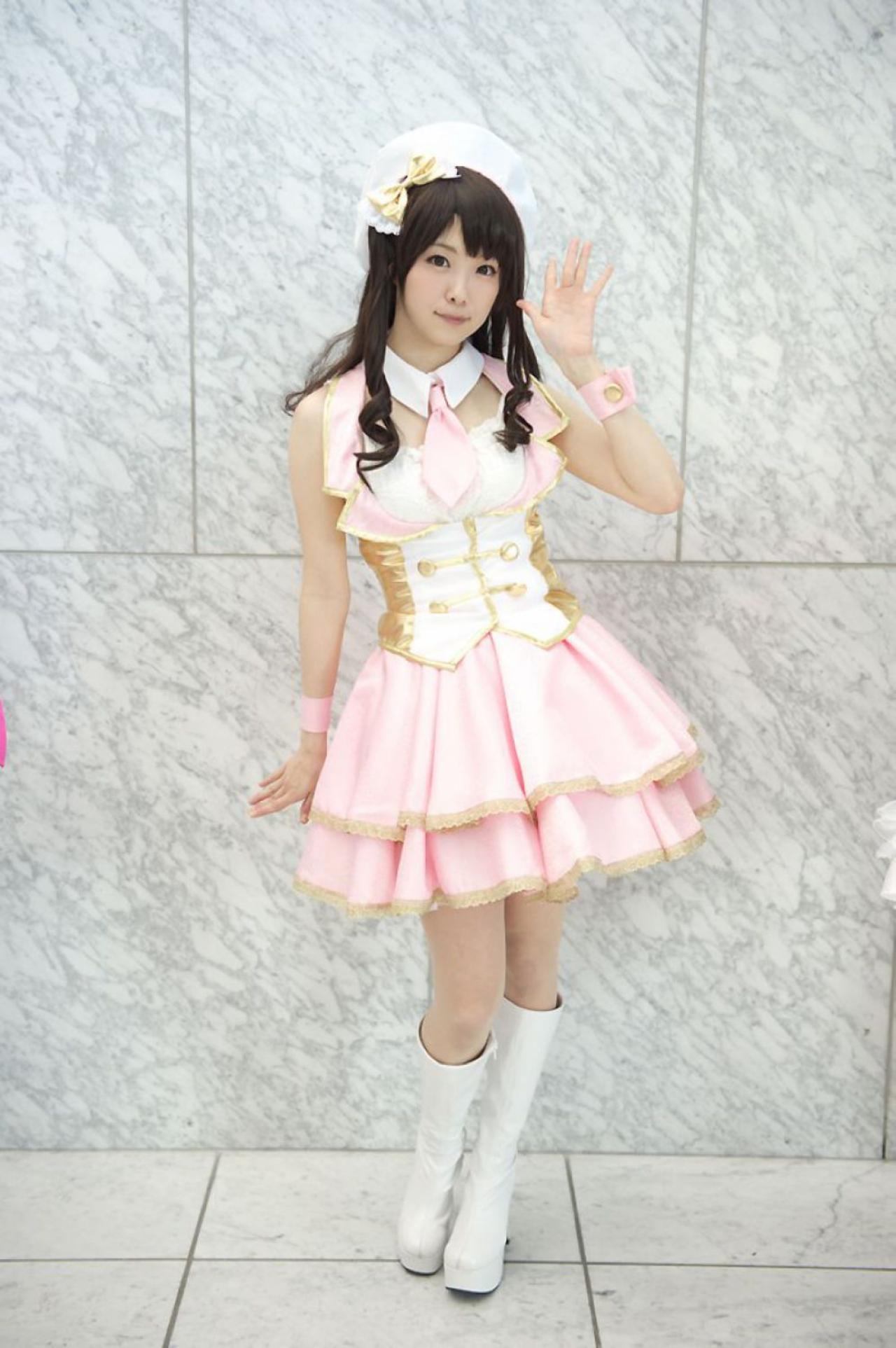 柏木由纪版岛村卯月站在墙旁