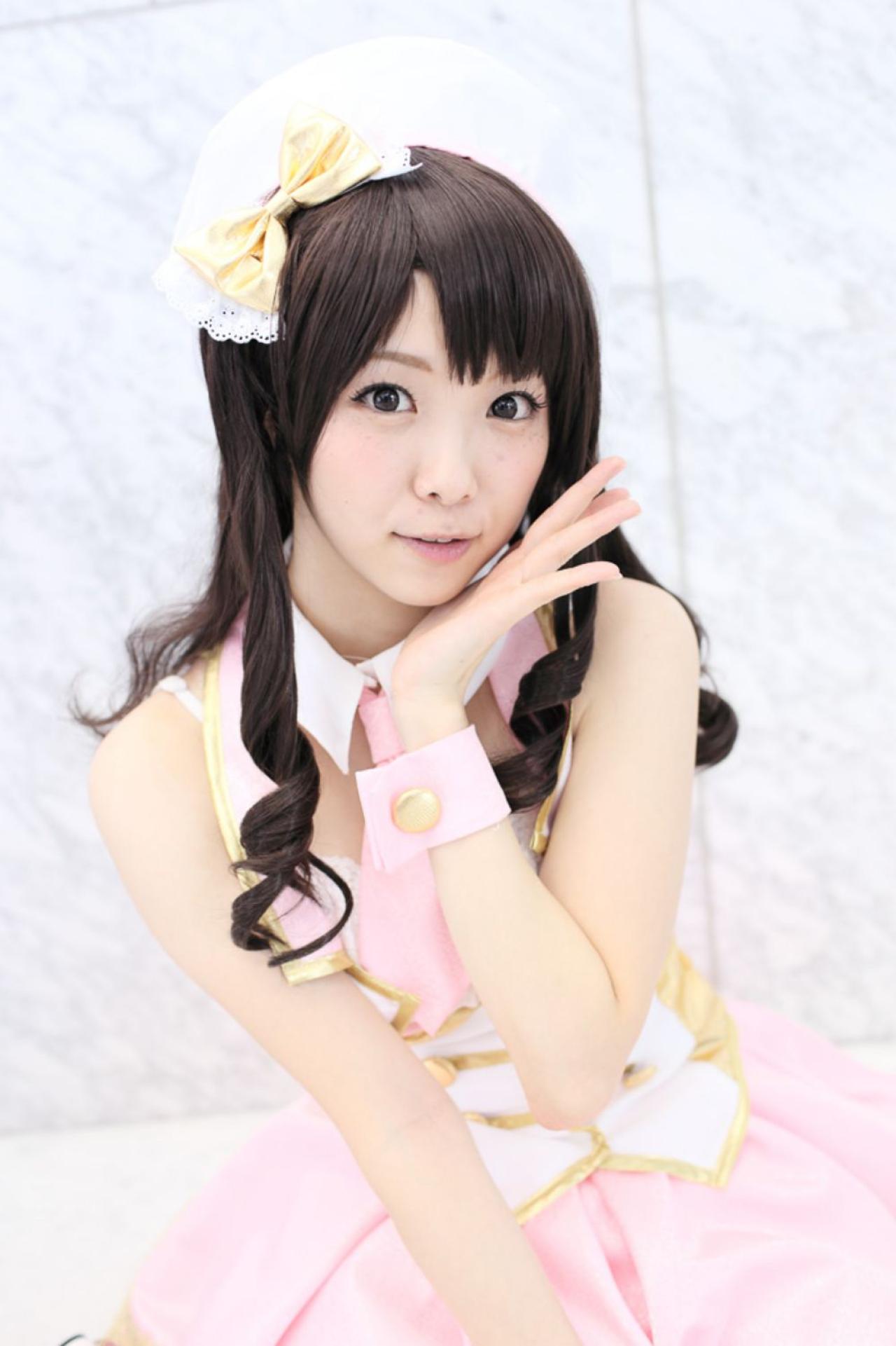 柏木由纪版岛村卯月左手五指张开，撑着下巴