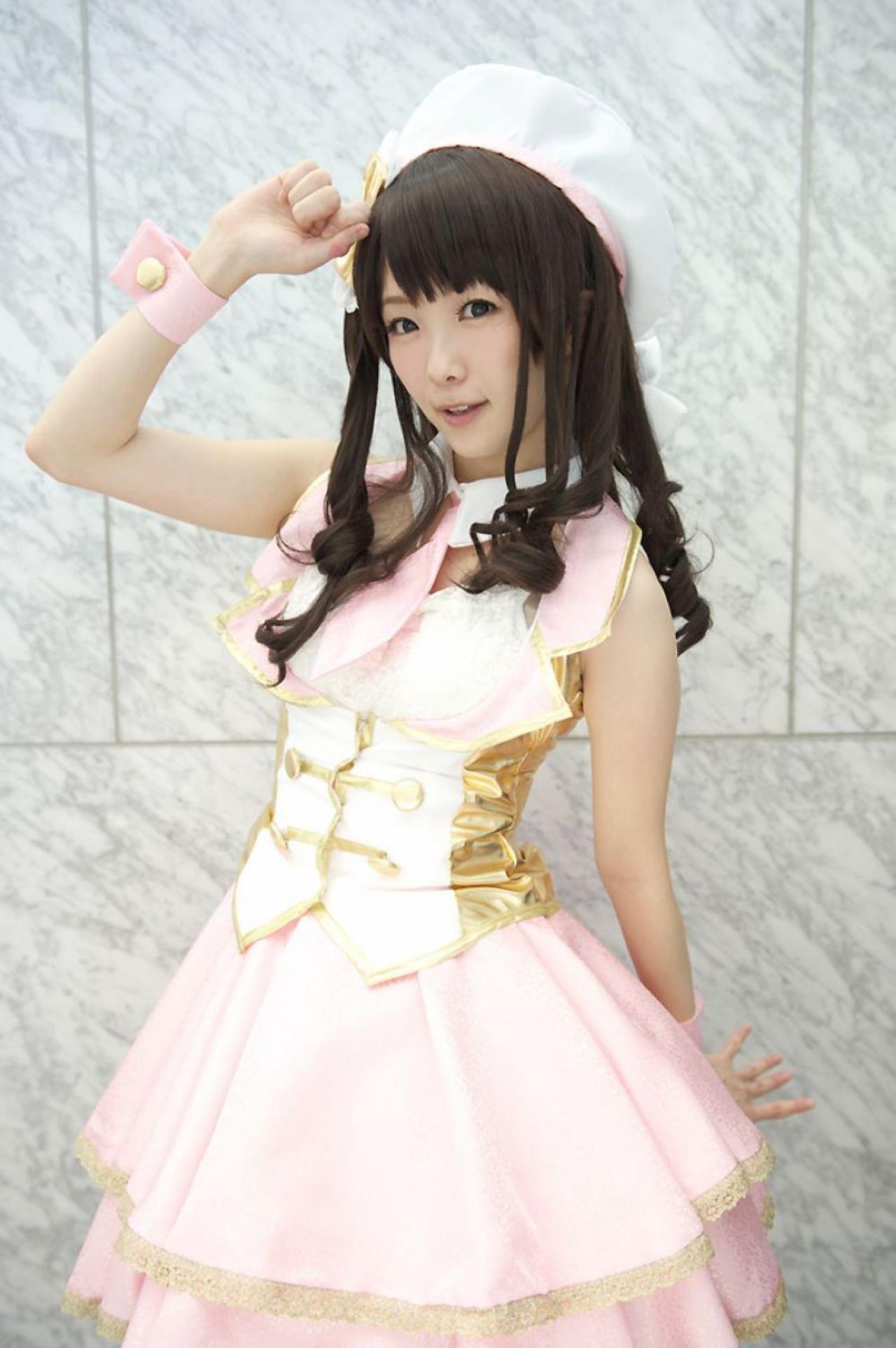 柏木由纪版岛村卯月抬起右臂，左臂下摆，五指张开