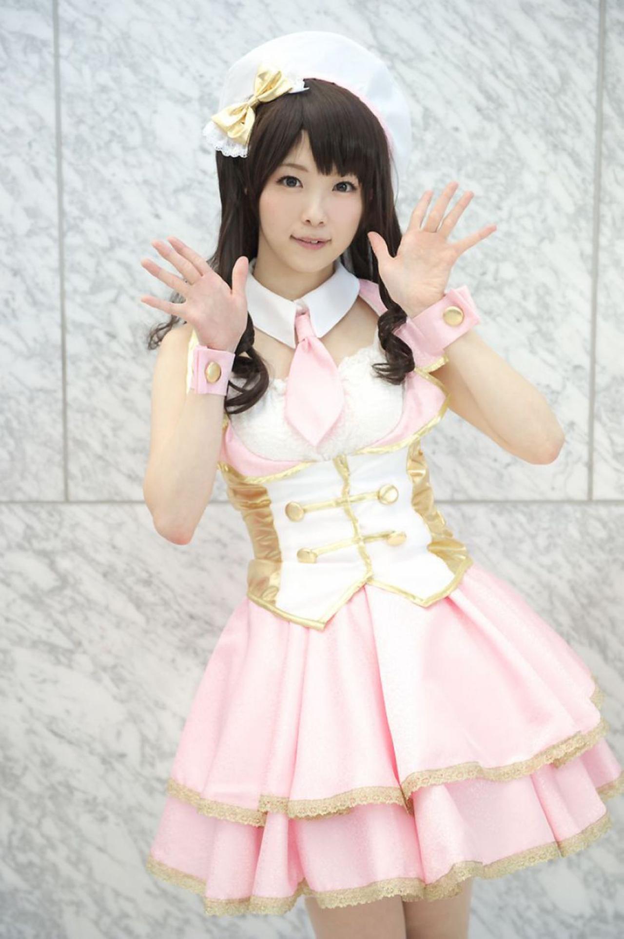 柏木由纪版岛村卯月双手五指展开，站姿