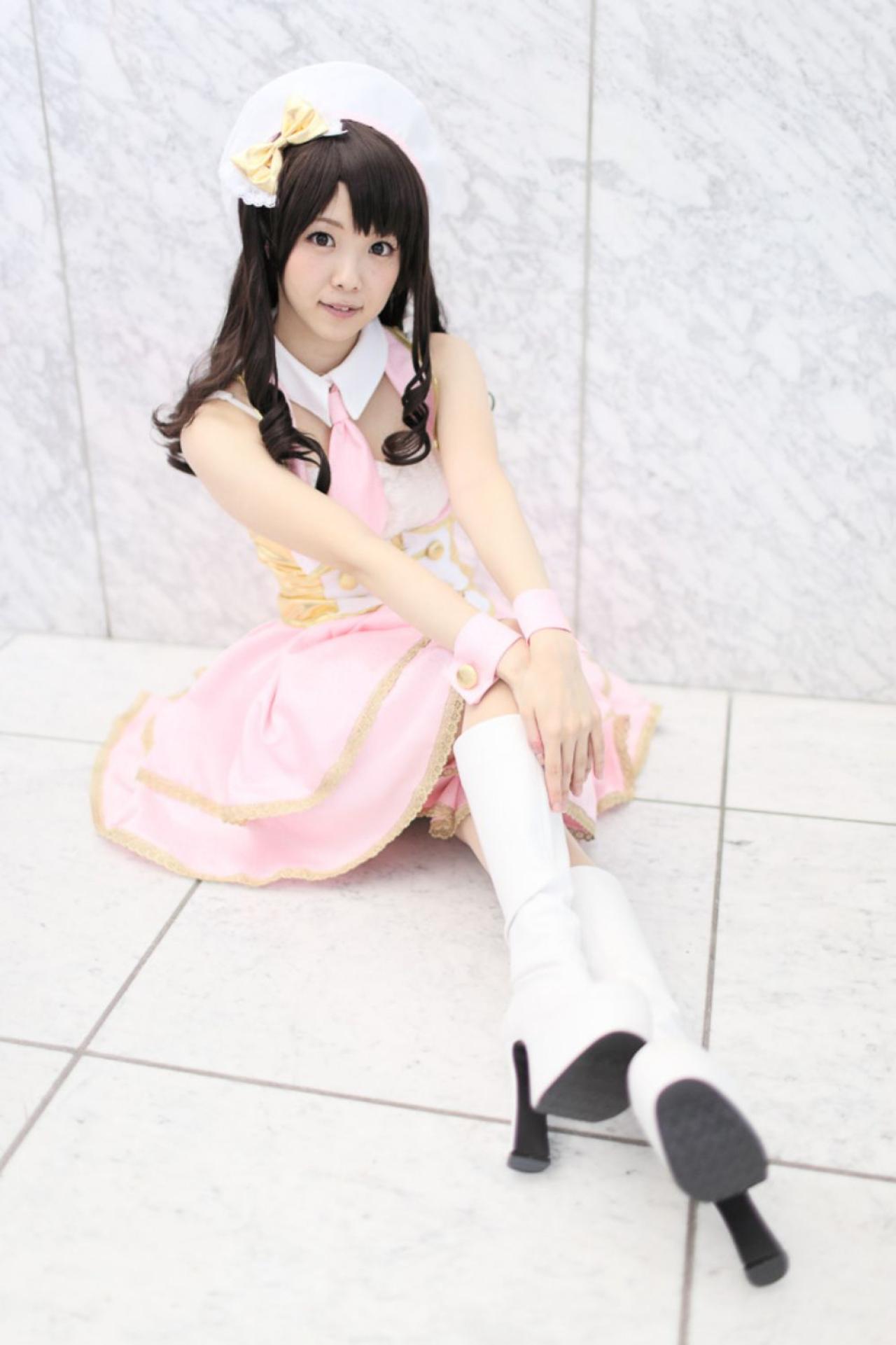 柏木由纪版岛村卯月双手搭在膝盖上